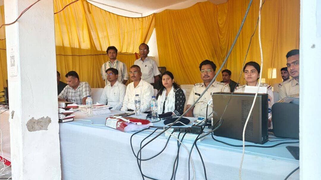 ⚖️ शिवहर: राष्ट्रीय लोक अदालत में परिवहन और यातायात के 99 मामलों का ऑन-द-स्पॉट निपटारा! 🚗
बिहार राज्य विधिक सेवा प्राधिकरण के निर्देशानुसार शिवहर में आयोजित ‘राष्ट्रीय लोक अदालत’ में जिला परिवहन कार्यालय (DTO) और यातायात पुलिस ने आम जनता को बड़ी राहत दी है। लंबित चालानों और शमन वादों का सौहार्दपूर्ण वातावरण में निष्पादन किया गया, जिससे वाहन स्वामियों को कोर्ट के चक्करों से मुक्ति मिली और नियमानुसार छूट का लाभ भी मिला।
📊 आज के मुख्य आंकड़े:
✅ कुल मामलों का निपटारा: 99
✅ कुल राजस्व प्राप्ति: ₹3,08,000
🔹 परिवहन कार्यालय (DTO): 44 मामले | ₹2,15,000 राजस्व
🔹 यातायात पुलिस: 55 मामले | ₹93,000 राजस्व
📢 जिला परिवहन पदाधिकारी (DTO) की अपील:
"सभी वाहन मालिक सड़क सुरक्षा नियमों का पूरी निष्ठा से पालन करें। कानूनी परेशानी से बचने के लिए अपने वाहनों के सभी आवश्यक दस्तावेज— जैसे फिटनेस, परमिट, इंश्योरेंस और टैक्स हमेशा अपडेट रखें।" सुरक्षित चलें, सुरक्षित रहें! 🚦
#Sheohar #NationalLokAdalat #BiharPolice #RoadSafety #TrafficRules #DTO #LokAdalat2026 #BiharNews #SafeDriving