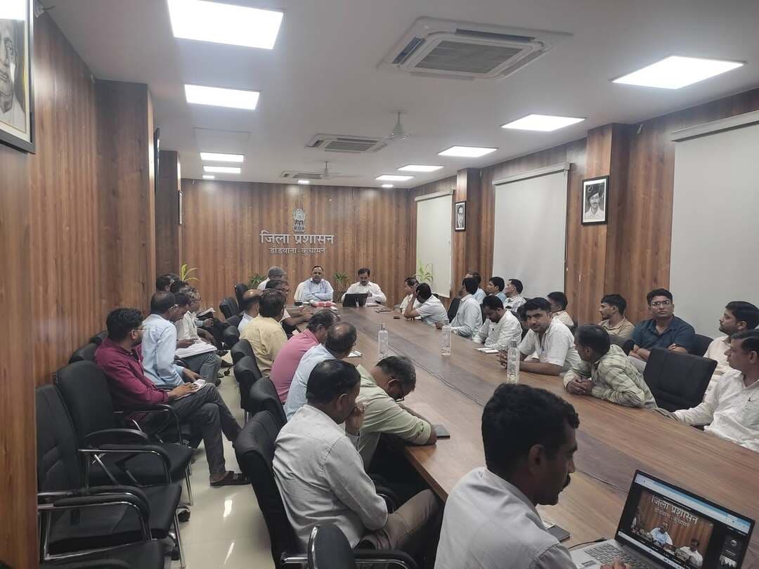 *नगर निकाय चुनाव -2026*
*मतगणना को लेकर गणना कार्मिकों का बांगड महाविद्यालय में आयोजित हुआ प्रशिक्षण*
*वीसी के माध्यम से आयोजित हुआ रिटर्निग अधिकारियों का सीलिंग का प्रशिक्षण*
डीडवाना-कुचामन, 12 सितम्बर।जिले में 9 सितम्बर व 11 सितम्बर को हुए 8 निकायों के चुनाव की मत गणना से जुड़े कार्मिकों का प्रशिक्षण शनिवार को आयोजित किया गया। जिला निर्वाचन अधिकारी अवधेश मीना के निर्देशानुसार जिले के सभी नगरीय निकायों के गणना सुपरवाइजर और गणना सहायक को इलेक्ट्रॉनिक वोटिंग मशीन के माध्यम से मतगणना प्रक्रिया को पारदर्शी और त्रुटिहीन तरीके से संपन्न कराने के संबंध में गहन व्यावहारिक प्रशिक्षण राजकीय बांगड महाविद्यालय में प्रदान किया गया।
इस प्रशिक्षण कार्यक्रम में डीडवाना-कुचामन जिले के सभी निकायों से कुल 124 गणना सुपरवाइजर (CS) और गणना सहायकों (CA) ने हिस्सा लिया। इसके साथ ही, मतगणना व्यवस्थाओं को सुदृढ़ करने के उद्देश्य से प्रत्येक निकाय से 8-8 रिटर्निंग ऑफिसर (RO) टीम के सदस्यों ने भी प्रशिक्षण में भाग लेकर मतगणना के तकनीकी और विधिक पहलुओं की बारीकियों को समझा।
प्रशिक्षण के दौरान मास्टर ट्रेनर्स द्वारा ईवीएम के कंट्रोल यूनिट से परिणाम निकालने, राउंडवार मतगणना की प्रविष्टि करने, मतों की गणना के दौरान बरती जाने वाली सावधानियों और भारत निर्वाचन आयोग के नवीनतम दिशा-निर्देशों के बारे में विस्तार से जानकारी दी गई।
*वीसी के माध्यम से आयोजित हुआ सीलिंग का प्रशिक्षण*
इसी क्रम में शनिवार को वीडियो कॉन्फ्रेंसिंग (VC) के माध्यम से जिले के सभी रिटर्निंग अधिकारी (RO), सहायक रिटर्निंग अधिकारी (ARO) और उनके स्टाफ को SDMM सीलिंग की प्रक्रिया से संबंधित गहन प्रशिक्षण प्रदान किया गया।
यह ऑनलाइन प्रशिक्षण कार्यक्रम उप जिला निर्वाचन अधिकारी रतन कुमार की अध्यक्षता में आयोजित हुआ।
इस दौरान जिला मास्टर ट्रेनर रघुवीर सिंह ने सम्पूर्ण सीलिंग प्रक्रिया की तकनीकी और विधिक बारीकियों की जानकारी दी। उन्होंने वीडियो कॉन्फ्रेंसिंग के माध्यम से लाइव डेमो देते हुए बताया कि मतदान और मतगणना से जुड़े विभिन्न चरणों में दस्तावेजों और सामग्रियों को किस प्रकार सुरक्षित और त्रुटिहीन तरीके से सील किया जाना है।
उप जिला निर्वाचन अधिकारी ने सभी अधिकारियों को निर्देश दिए कि सीलिंग की इस प्रक्रिया में आयोग के नियमों की अक्षरशः पालना सुनिश्चित की जाए, ताकि पूरी चुनाव प्रक्रिया निष्पक्ष और पारदर्शी ढंग से संपन्न हो सके।
------------------------------