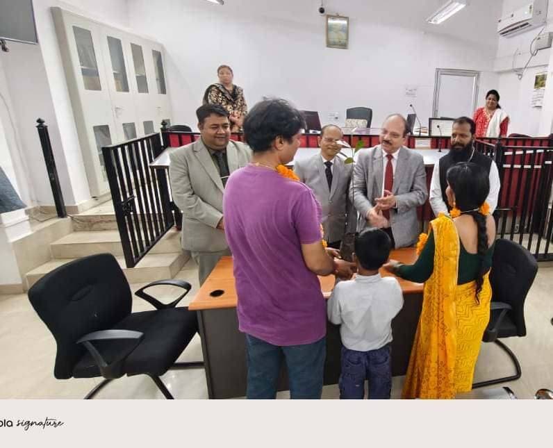 #खुशियों_की_दास्तां
✅ 6 साल का फासला, लोक अदालत ने मिटाया...
हरदा की गायत्री और राजकुमार, 6 साल से एक-दूसरे से जुदा थे। नाराजगी इतनी बढ़ी कि बात भरण-पोषण के मुकदमे (MJC/135/2026) तक पहुंच गई।
12 सितंबर को नेशनल लोक अदालत में जब दोनों आमने-सामने आए, तो न्यायालय ने सिर्फ कानून की बात नहीं, रिश्ते की अहमियत समझाई। समझाइश, सुलह-वार्ता और अपनों की याद ने जादू किया।
आंसुओं के साथ गिले-शिकवे मिटे और दोनों ने फिर से एक साथ जिंदगी बिताने का फैसला लिया।
प्रधान जिला न्यायाधीश श्री अरविंद रघुवंशी ने इस नई शुरुआत पर दोनों को फलदार पौधा भेंट किया - जैसे उनके रिश्ते की तरह यह पौधा भी फिर से फले-फूले।
लोक अदालत ने एक केस नहीं, एक परिवार को फिर से जोड़ा।
Jansampark Madhya Pradesh
Department of Law & Legislative Affairs, Madhya Pradesh
#खुशियों_की_दास्तां
#Harda #हरदा
#LokAdalat