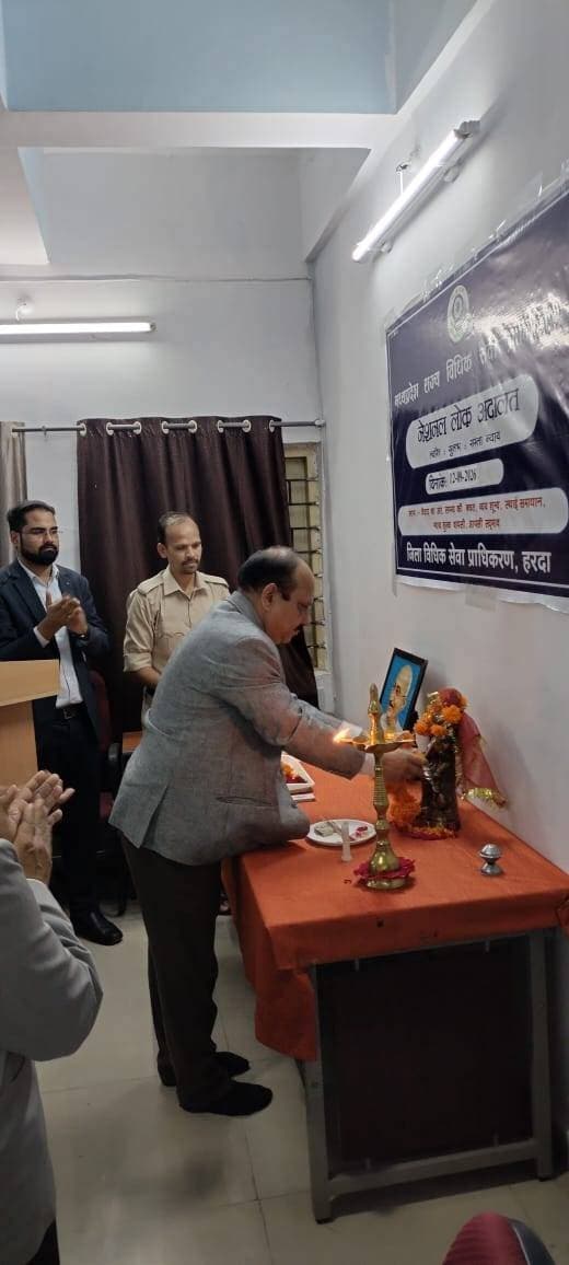 ✅ नेशनल लोक अदालत में 2077 प्रकरणों का निराकरण, 6.24 करोड़ के अवार्ड पारित, 4154 पक्षकार लाभान्वित
माननीय प्रधान जिला एवं सत्र न्यायाधीश एवं अध्यक्ष, जिला विधिक सेवा प्राधिकरण, हरदा श्री अरविंद रघुवंशी के कुशल मार्गदर्शन में आज दिनांक 12.09.2026 को जिला न्यायालय हरदा एवं व्यवहार न्यायालय खिरकिया तथा टिमरनी में नेशनल लोक अदालत का आयोजन किया गया। लोक अदालत का शुभारंभ माननीय प्रधान जिला एवं सत्र न्यायाधीश श्री अरविंद रघुवंशी द्वारा दीप प्रज्ज्वलित कर किया गया।
आयोजित लोक अदालत हेतु जिले में कुल 15 खंडपीठों का गठन किया गया, जिसमें 14 खंडपीठ न्यायालयों की एवं 01 खंडपीठ उपभोक्ता फोरम की रही।
गठित खंडपीठों द्वारा सुलह-समझौते के आधार पर कुल 2077 प्रकरण निराकृत किये गये :-
1. लंबित प्रकरणों में कुल 885 प्रकरणों का निराकरण कर 5,12,34,026/- रुपये (पाँच करोड़ बारह लाख चौंतीस हजार छब्बीस रुपये) के अवार्ड पारित किये गये, जिससे 1,770 पक्षकार लाभान्वित हुए।
2. प्री-लिटिगेशन स्तर पर कुल 1192 प्रकरणों का निराकरण कर 1,12,38,656/- रुपये (एक करोड़ बारह लाख अड़तीस हजार छह सौ छप्पन रुपये) की वसूली की गई, जिससे 2,384 पक्षकार लाभान्वित हुए।
इस प्रकार कुल 4,154 पक्षकारों को सीधा लाभ प्राप्त हुआ। पक्षकारों को समझाइश के पश्चात राजीनामा हेतु राजी किया गया एवं प्रकरण समाप्ति पर स्मृति स्वरूप फलदार वृक्ष भेंट कर उज्ज्वल भविष्य की कामना के साथ विदा किया गया।
Department of Law & Legislative Affairs, Madhya Pradesh Jansampark Madhya Pradesh
#Harda #NationalLokAdalat #DistrictCourt