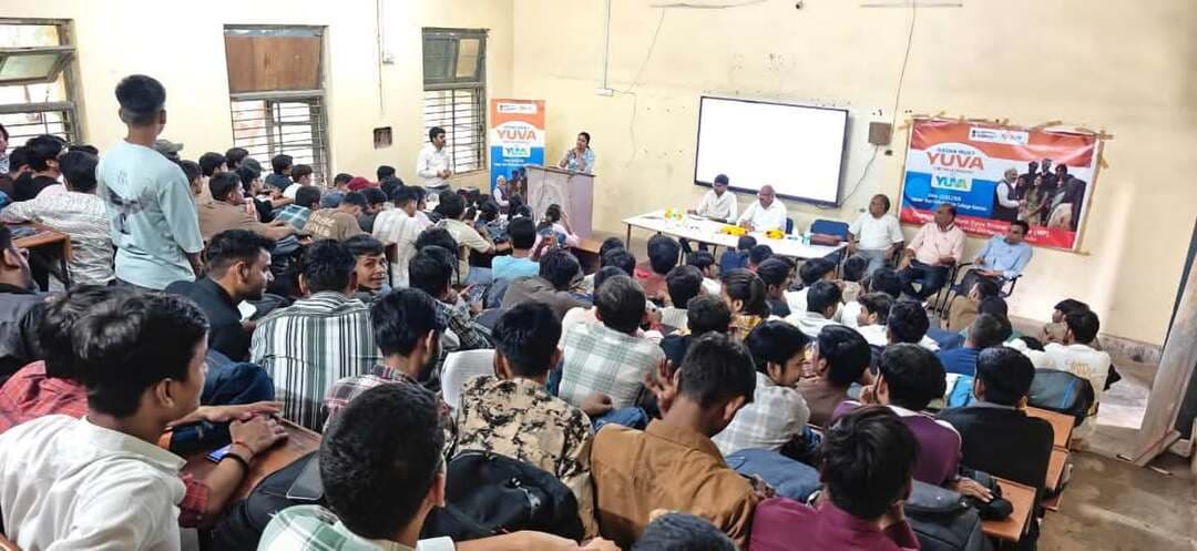 शासकीय पॉलिटेक्निक में ‘विकसित भारत युवा कनेक्ट’ कार्यक्रम आयोजित
माय भारत केंद्र ग्वालियर द्वारा शासकीय डॉ. भीमराव अंबेडकर पॉलिटेक्निक महाविद्यालय में ‘विकसित भारत युवा कनेक्ट’ कार्यक्रम का आयोजन किया गया। यह कार्यक्रम युवाओं को विकसित भारत@2047 के संकल्प से जोड़ना तथा नशे के दुष्प्रभावों के प्रति जागरूक करने के उद्देश्य से आयोजित किया गया।
कार्यक्रम में महाविद्यालय के प्राचार्य डॉ. अजय जैन ने कहा कि युवा देश की सबसे बड़ी शक्ति हैं। युवाओं को नशे जैसी बुराइयों से दूर रहकर शिक्षा, कौशल, खेल एवं राष्ट्र निर्माण की गतिविधियों में अपनी ऊर्जा का सकारात्मक उपयोग करना चाहिए।
जिला युवा अधिकारी श्रीमती अंजली कुमारी ने कहा कि मेरा युवा भारत के माध्यम से युवाओं को राष्ट्र निर्माण की गतिविधियों से जोड़ने का निरंतर प्रयास किया जा रहा है। उन्होंने युवाओं से नशामुक्त एवं विकसित भारत के निर्माण में सक्रिय भागीदारी का आह्वान किया।
यूथ आइकन श्री दर्शन तहकीत ने कहा कि युवाओं को अपने लक्ष्य के प्रति समर्पित रहते हुए नशे से दूर रहना चाहिए और स्वयं जागरूक बनने के साथ अपने साथियों एवं समाज को भी नशामुक्ति के लिए प्रेरित करना चाहिए।
कार्यक्रम का संचालन सफल युवा मंडल के अध्यक्ष श्री अरविंद कुशवाह द्वारा किया गया। इस दौरान युवाओं को माय भारत की गतिविधियों की जानकारी देने के साथ नशामुक्त भारत की शपथ दिलाई गई।
कार्यक्रम का समापन युवाओं द्वारा नशामुक्त, स्वस्थ एवं विकसित भारत के निर्माण में सक्रिय योगदान देने के संकल्प के साथ हुआ।
#gwalior
PRO Gwalior
CM Madhya Pradesh