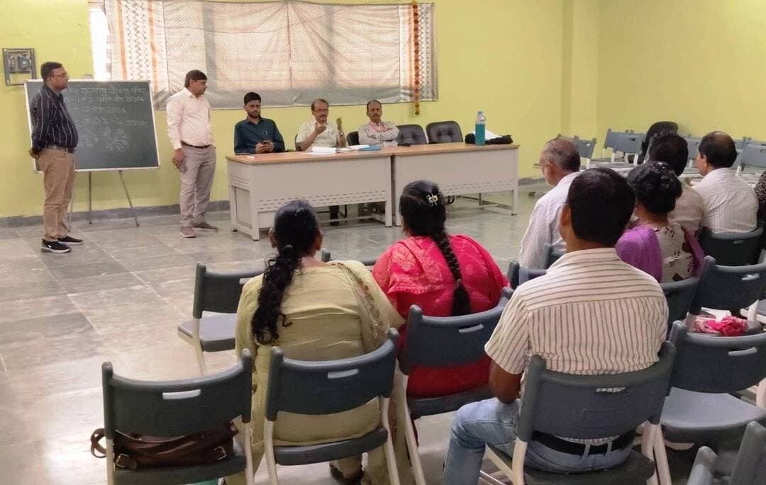 सीएम राइज विद्यालय कुलैथ में हुआ शैक्षिक संवाद
गुणवत्तापूर्ण शिक्षा एवं बच्चों में सीखने की प्रवृत्ति जागरूक करने की बारीकियां समझाईं गईं
ग्वालियर जिले के शासकीय स्कूलों में शिक्षकों को गुणवत्तापूर्ण शिक्षा प्रणाली के संबंध में जानकारी देने के लिये शैक्षिक संवाद आयोजित किए जा रहे हैं। इस क्रम में शनिवार को सीएम राइज विद्यालय कुलैथ में शैक्षिक संवाद कार्यक्रम का आयोजन किया गया। कार्यक्रम में जिला परियोजना समन्वयक (डीपीसी) श्री रविन्द्र सिंह तोमर ने जिले के शिक्षकों से गुणवत्तापूर्ण शिक्षा एवं प्रभावी शिक्षण व्यवस्था पर अपने विचार साझा किए।
शैक्षिक संवाद के दौरान डीपीसी श्री तोमर ने कहा विद्यार्थियों के सीखने के स्तर में सुधार लाने के लिए शिक्षकगण नवाचारपूर्ण एवं गतिविधि-आधारित शिक्षण पद्धतियों को अपनाएं। उन्होंने नियमित उपस्थिति, सतत मूल्यांकन, कक्षा शिक्षण की गुणवत्ता तथा विद्यार्थियों के सर्वांगीण विकास पर विशेष बल दिया। साथ ही शिक्षकों से विद्यालयों में सकारात्मक, प्रेरणादायी एवं अनुशासित शैक्षणिक वातावरण सुनिश्चित करने का आह्वान किया।
शैक्षिक संवाद के दौरान शिक्षकों के साथ शैक्षणिक गतिविधियों, सीखने के परिणामों में सुधार तथा विद्यालयों में प्रभावी क्रियान्वयन से जुड़े विभिन्न विषयों पर चर्चा की गई। कार्यक्रम में उपस्थित शिक्षकों ने प्राप्त सुझावों के अनुरूप विद्यालयों में गुणवत्तापूर्ण शिक्षण सुनिश्चित करने का संकल्प लिया।
कार्यक्रम में सीएम राइज विद्यालय कुलैथ के प्राचार्य श्री शलभ श्रीवास्तव तथा जिला शिक्षा केन्द्र, ग्वालियर से सहायक परियोजना समन्वयक श्री रविन्द्र सिंह कुशवाह उपस्थित रहे।
<nis:link nis:type=tag nis:id=gwalior nis:value=gwalior nis:enabled=true nis:link/>
PRO Gwalior
CM Madhya Pradesh