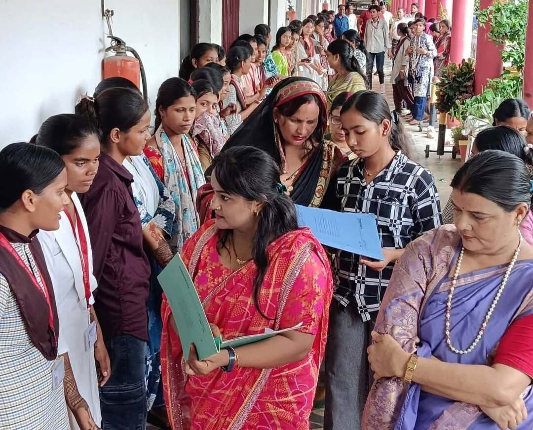 हरितालिका तीज पर तीज महोत्सव एवं मेहंदी प्रतियोगिता का आयोजन
#भटनी, देवरिया। बहादुर यादव महाविद्यालय, नगर पंचायत भटनी में 12 सितंबर 2026 को हरितालिका तीज के उपलक्ष्य में महाविद्यालय एवं राष्ट्रीय सेवा योजना के संयुक्त तत्वावधान में तीज महोत्सव एवं मेहंदी प्रतियोगिता का आयोजन किया गया। कार्यक्रम में छात्राओं और राष्ट्रीय सेवा योजना की स्वयंसेविकाओं ने उत्साहपूर्वक प्रतिभाग किया।
महाविद्यालय की प्रवक्ता डॉ. तारा ठाकुर एवं सुश्री प्रतिभा पटेल के निर्देशन में आयोजित मेहंदी प्रतियोगिता में छात्राओं ने आकर्षक एवं कलात्मक डिजाइनों के माध्यम से अपनी रचनात्मक प्रतिभा का प्रदर्शन किया। छात्राओं एवं स्वयंसेविकाओं ने एक-दूसरे को मेहंदी लगाकर अपनी कला का प्रदर्शन किया।
प्रतियोगिता की मुख्य अतिथि एवं निर्णायक श्रीमती पूनम यादव तथा श्रीमती सिंधु कुशवाहा रहीं। महाविद्यालय के प्रबंधक अजय कुमार यादव एवं निदेशिका श्रीमती ममता यादव ने मुख्य अतिथियों का अंगवस्त्र, पुष्पगुच्छ एवं माल्यार्पण कर स्वागत किया। प्रतियोगिता में प्रथम, द्वितीय एवं तृतीय स्थान प्राप्त करने वाली छात्राओं को सम्मानित किया गया।
प्रबंधक अजय कुमार यादव ने कहा कि इस प्रकार के आयोजन छात्राओं में सृजनात्मकता, एकाग्रता, क्रियाशीलता और टीम भावना विकसित करने में सहायक होते हैं।
महाविद्यालय के प्राचार्य डॉ. राकेश कुमार तिवारी ने कहा कि कला एवं रचनात्मक गतिविधियों से विद्यार्थियों की प्रतिभा को निखारने का अवसर मिलता है। वहीं उपप्राचार्य डॉ. आर.एम. यादव ने कहा कि प्रतियोगिता का उद्देश्य छात्राओं में मेहंदी कला एवं रचनात्मकता को बढ़ावा देना तथा स्वस्थ प्रतिस्पर्धा की भावना विकसित करना है।
कार्यक्रम में डॉ. अनूप कुमार, डॉ. कंचन मिश्रा, डॉ. तारा ठाकुर, वीरेन्द्र प्रताप विश्वकर्मा, राजीव शर्मा, दिवाकर यादव, अली सरवर, कविलाष आर्य, शिवशंकर मौर्य, दुर्गेश यादव, राहुल यादव, राजेश यादव, इन्द्रजीत यादव, संदीप यादव सहित महाविद्यालय के शिक्षक, कर्मचारी, गणमान्यजन, महिलाएं एवं छात्राएं उपस्थित रहीं।
कार्यक्रम का समापन उत्साह एवं उल्लासपूर्ण वातावरण में हुआ।