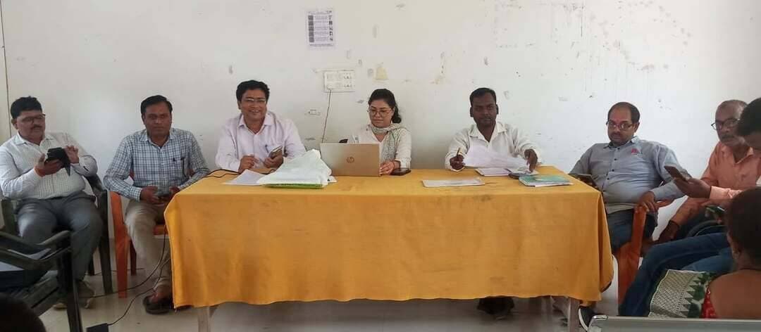 सीएचसी भटनी में एएनएम को गुणवत्ता युक्त एएनसी, एचआरपी एवं एसवीएन पर प्रशिक्षण
#देवरिया। सामुदायिक स्वास्थ्य केंद्र (सीएचसी) भटनी में सहायक नर्स मिडवाइफ (एएनएम) के लिए गुणवत्ता युक्त प्रसवपूर्व जांच (Quality ANC), हाई रिस्क प्रेग्नेंसी (HRP) तथा स्मॉल फॉर जेस्टेशनल एज (SGA/SVN) की पहचान एवं प्रबंधन को लेकर प्रशिक्षण कार्यक्रम आयोजित किया गया।
प्रशिक्षण में न्यूट्रिशन इंटरनेशनल की डिवीजनल कोऑर्डिनेटर डॉ. रिनी मजूमदार ने एएनएम को गर्भवती महिलाओं की गुणवत्तापूर्ण प्रसवपूर्व जांच के विभिन्न पहलुओं की जानकारी दी। उन्होंने बताया कि गर्भावस्था की जानकारी मिलते ही, आदर्श रूप से पहली तिमाही यानी 12 सप्ताह के भीतर, गर्भवती महिला का पंजीकरण और पहली एएनसी जांच सुनिश्चित की जानी चाहिए।
प्रशिक्षण के दौरान रक्तचाप मापने, शारीरिक परीक्षण, रक्त एवं मूत्र के नमूने लेने, आयरन-फॉलिक एसिड व कैल्शियम की उपलब्धता एवं सेवन सुनिश्चित करने तथा गर्भावस्था के दौरान दिखाई देने वाले खतरे के लक्षणों की पहचान कर समय से उचित सलाह देने पर विशेष जोर दिया गया।
एएनसी जांच के अंतर्गत सीबीसी के माध्यम से एनीमिया एवं अन्य रक्त संबंधी समस्याओं की जांच, ब्लड शुगर के जरिए गर्भावधि मधुमेह की पहचान, मूत्र जांच से मूत्र संक्रमण एवं किडनी संबंधी स्थिति की जानकारी तथा एचआईवी, हेपेटाइटिस-बी और सिफलिस जैसे संक्रमणों की जांच के महत्व के बारे में बताया गया। साथ ही आवश्यकता के अनुसार थायरॉयड (TSH) जांच और अल्ट्रासाउंड के माध्यम से भ्रूण के विकास एवं स्थिति की निगरानी की जानकारी दी गई।
कार्यक्रम में हाई रिस्क प्रेग्नेंसी (HRP) की समय पर पहचान एवं प्रबंधन तथा स्मॉल फॉर जेस्टेशनल एज (SGA/SVN) की पहचान, प्रबंधन और आवश्यक फॉलोअप के संबंध में भी व्यवहारिक प्रशिक्षण दिया गया।
प्रशिक्षण के दौरान एएनएम को अपने-अपने क्षेत्र में गर्भवती महिलाओं की गुणवत्तापूर्ण एएनसी सेवाएं सुनिश्चित करने, जोखिम वाली गर्भावस्थाओं की समय पर पहचान करने और आवश्यकता पड़ने पर समय से रेफरल कराने के लिए आवश्यक जानकारी एवं व्यवहारिक मार्गदर्शन दिया गया।
प्रशिक्षण कार्यक्रम का आयोजन सीएचसी भटनी के अधीक्षक डॉ. नवीन कुमार के निर्देशन में किया गया। इस दौरान ब्लॉक कार्यक्रम प्रबंधक गुलाम मोइनुद्दीन, स्वास्थ्य पर्यवेक्षक दिग्विजय नाथ तिवारी, पवन शर्मा, रानी यादव, गावी ब्लॉक मॉनिटर आनंद गुप्ता, डब्ल्यूएचओ मॉनिटर राजेश कुमार राव, श्याम नारायण कुशवाहा एवं संजीव कुमार मौजूद रहे।
कार्यक्रम में कुल 17 सहायक नर्स मिडवाइफ (एएनएम) को प्रशिक्षण दिया गया।