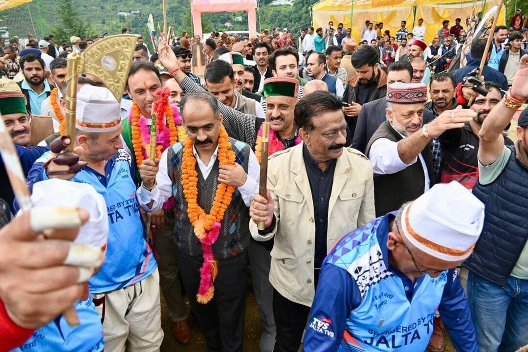 पारंपरिक मेले सामाजिक मेल-जोल के साथ समृद्ध संस्कृति के संरक्षण में निभाते हैं महत्वपूर्ण भूमिका : अनिरुद्ध सिंह
ग्रामीण विकास एवं पंचायती राज मंत्री ने बतीउड़ा में दो दिवसीय रिहाली (बिशु) मेले का किया शुभारंभ
ठोडा खेल को पुनर्जीवित कर संस्कृति के संरक्षण में क्षेत्रवासियों ने निभाई अहम भूमिका : मंत्री
धमानदरी पंचायत भवन का निर्माण 31 मार्च 2027 से पहले पूरा करने का आश्वासन
शिमला, 12 सितंबर: ग्रामीण विकास एवं पंचायती राज मंत्री अनिरुद्ध सिंह ने आज ग्राम पंचायत धमानदरी के बतीउड़ा में पंचायत प्रतिनिधियों एवं मेला समिति द्वारा संयुक्त रूप से आयोजित पारंपरिक दो दिवसीय रिहाली (बिशु) मेले के शुभारंभ अवसर पर बतौर मुख्यातिथि शिरकत की। ठियोग विधानसभा क्षेत्र के विधायक कुलदीप सिंह राठौर तथा स्थानीय लोगों ने मेला मैदान में मुख्यातिथि का जोरदार स्वागत किया।
दो दिवसीय रिहाली (बिशु) मेले में ठोडा दल तुहनाल बलसन तथा ठोडा दल छिब्बर के बीच ठोडा खेल का आयोजन किया जाएगा। इसके अतिरिक्त स्कूली बच्चों, युवक मंडलों एवं महिला मंडलों की सांस्कृतिक प्रतियोगिताएं तथा स्थानीय कलाकारों द्वारा सांस्कृतिक कार्यक्रम प्रस्तुत किए जाएंगे।
इस अवसर पर ग्रामीण विकास एवं पंचायती राज मंत्री अनिरुद्ध सिंह ने कहा कि पारंपरिक मेले हमारे जीवन में सामाजिक मेल-जोल के साथ-साथ समृद्ध संस्कृति एवं परंपराओं को संजोए रखने में महत्वपूर्ण भूमिका निभाते हैं। उन्होंने कहा कि मेले और त्योहार स्थानीय लोगों के आपसी मेल-जोल को बढ़ावा देने के साथ-साथ सामुदायिक एवं व्यापारिक गतिविधियों को भी प्रोत्साहित करते हैं।
उन्होंने बिशु मेले के आयोजन के लिए पंचायत प्रतिनिधियों एवं मेला समिति के सदस्यों को बधाई एवं शुभकामनाएं देते हुए कहा कि यह मेला क्षेत्रवासियों की धार्मिक आस्था, सामाजिक एकता और सांस्कृतिक परंपराओं का प्रतीक है, जिसे हर वर्ष बड़ी धूमधाम से मनाया जाता है।
मंत्री ने कहा कि कुछ समय पहले ठोडा खेल लुप्त होने के कगार पर था, लेकिन क्षेत्र के लोगों ने इसे पुनर्जीवित कर अपनी समृद्ध संस्कृति एवं पारंपरिक विरासत को संजोए रखने में महत्वपूर्ण भूमिका निभाई है।
ठियोग-कसुम्पटी में समान विकास पर जोर
ठियोग एवं कसुम्पटी विधानसभा क्षेत्रों के विकास की चर्चा करते हुए अनिरुद्ध सिंह ने कहा कि मुख्यमंत्री सुखविंदर सिंह सुक्खू के नेतृत्व में प्रदेश के साथ-साथ दोनों विधानसभा क्षेत्रों में समान एवं संतुलित विकास सुनिश्चित किया जा रहा है। उन्होंने कहा कि दोनों पंचायत क्षेत्रों में करोड़ों रुपये की राशि स्वीकृत की गई है, जिसके माध्यम से कच्ची सड़कों को पक्का करना, सभी गांवों को सड़क एवं पेयजल सुविधा उपलब्ध करवाना, कम वोल्टेज की समस्या का समाधान करना तथा पंचायत क्षेत्रों में विभिन्न विकास कार्यों को गति देना सुनिश्चित किया जा रहा है।
उन्होंने कहा कि अब तक कसुम्पटी विधानसभा क्षेत्र में 130 सड़कों के एफआरए एवं अन्य औपचारिकताएं पूरी की जा चुकी हैं। इनमें से कुछ सड़कों का निर्माण कार्य जारी है, जबकि कुछ सड़कों का निर्माण पूरा कर क्षेत्रवासियों को सड़क सुविधा उपलब्ध करवा दी गई है।
उन्होंने कहा कि भेखलटी से बतलाड संपर्क सड़क को शीघ्र चौड़ा एवं पक्का किया जाएगा। उन्होंने मुख्य मार्ग से बतीउड़ा संपर्क सड़क को पक्का एवं चौड़ा करने के लिए ग्रामवासियों से भूमि की गिफ्ट डीड शीघ्र उपलब्ध करवाने का आग्रह किया, ताकि सड़क के सुधार कार्य को आगे बढ़ाया जा सके।
मंत्री ने कहा कि धमानदरी पंचायत भवन के अधूरे कार्य को शीघ्र पूरा किया जाएगा तथा 31 मार्च 2027 से पहले भवन का शुभारंभ कर दिया जाएगा। उन्होंने महिला मंडल सदस्यों एवं स्कूली बच्चों द्वारा सांस्कृतिक कार्यक्रम प्रस्तुत करने के लिए 5-5 हजार रुपये देने की घोषणा भी की।
विधायक कुलदीप सिंह राठौर ने भी की घोषणाएं
स्थानीय ठियोग विधानसभा क्षेत्र के विधायक कुलदीप सिंह राठौर ने मुख्यातिथि का स्वागत करते हुए कहा कि यह मेला पहले ठियोग विधानसभा क्षेत्र में आयोजित होता था, लेकिन परिसीमन के बाद इस पंचायत का आधा क्षेत्र कसुम्पटी तथा आधा क्षेत्र ठियोग विधानसभा क्षेत्र में आता है। इसलिए यह मेला दोनों विधानसभा क्षेत्रों का साझा सांस्कृतिक एवं पारंपरिक मेला है।
उन्होंने कहा कि क्षेत्रवासियों की मांगों एवं समस्याओं के समाधान के लिए शीघ्र ही पंचायत क्षेत्रों का दौरा किया जाएगा। उन्होंने बताया कि लोगों की मांग पर धमानदरी में को-ऑपरेटिव बैंक की शाखा खोली गई है, जो नियमित रूप से संचालित हो रही है।
विधायक ने रिहाली-बिशु मेला मैदान के विस्तारीकरण के लिए विधायक निधि से दो लाख रुपये तथा मेले के सफल आयोजन के लिए मेला समिति को 25 हजार रुपये देने की घोषणा की।
इस अवसर पर सीडीएम ठियोग सुशांत गुप्ता, डीएसपी सिद्धार्थ, एपीएमसी बोर्ड के सलाहकार नरेंद्र ठाकुर (नीटू), नगर निगम शिमला के पार्षद नरेंद्र ठाकुर एवं अंकुश वर्मा, मंडल कांग्रेस अध्यक्ष कसुम्पटी अशोक ठाकुर, मंडल कांग्रेस अध्यक्ष ठियोग संजय शर्मा, महासचिव अनीता वर्मा, ठोडा दल बतीउड़ा के प्रधान एवं समस्त कार्यकारिणी सदस्य, श्री देवता चकलेश्वर महाराज के कारदार, बीडीसी सदस्य रमेश चंद, धमानदरी पंचायत प्रधान भूपेंद्र सिंह गुंदेल, उपप्रधान राजेश भोटका, मेला समिति बतीउड़ा के प्रधान हरदेश चौहान सहित विभिन्न विभागों के अधिकारी, पंचायत क्षेत्र एवं आसपास के क्षेत्रों से आए खेल प्रेमी, अन्य पंचायतों के प्रतिनिधि, युवक मंडल एवं महिला मंडल सदस्य तथा ठोडा खेल प्रेमी उपस्थित रहे।