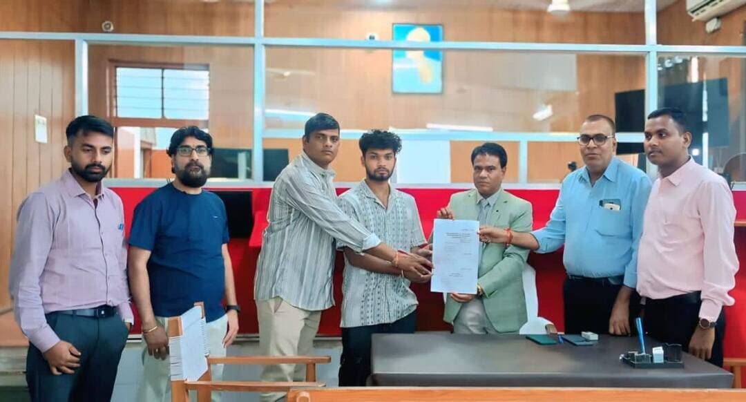बालोद में नेशनल लोक अदालत: आपसी सुलह से 66,000 से अधिक मामलों का हुआ ऐतिहासिक निराकरण!
राष्ट्रीय एवं छत्तीसगढ़ राज्य विधिक सेवा प्राधिकरण के निर्देशानुसार आज 12 सितंबर 2026 को बालोद जिले के न्यायालयों में 'नेशनल लोक अदालत' का सफल आयोजन किया गया।
मुख्य न्यायाधीश न्यायमूर्ति श्री कृष्ण राम महापात्र जी के मार्गदर्शन एवं प्रधान जिला व सत्र न्यायाधीश श्री श्याम लाल नवरत्न जी के निर्देशन में आमजन को त्वरित और सुलभ न्याय मिला।
#Balod #NationalLokAdalat #Chhattisgarh #JusticeForAll #LegalServices #LokAdalat2026