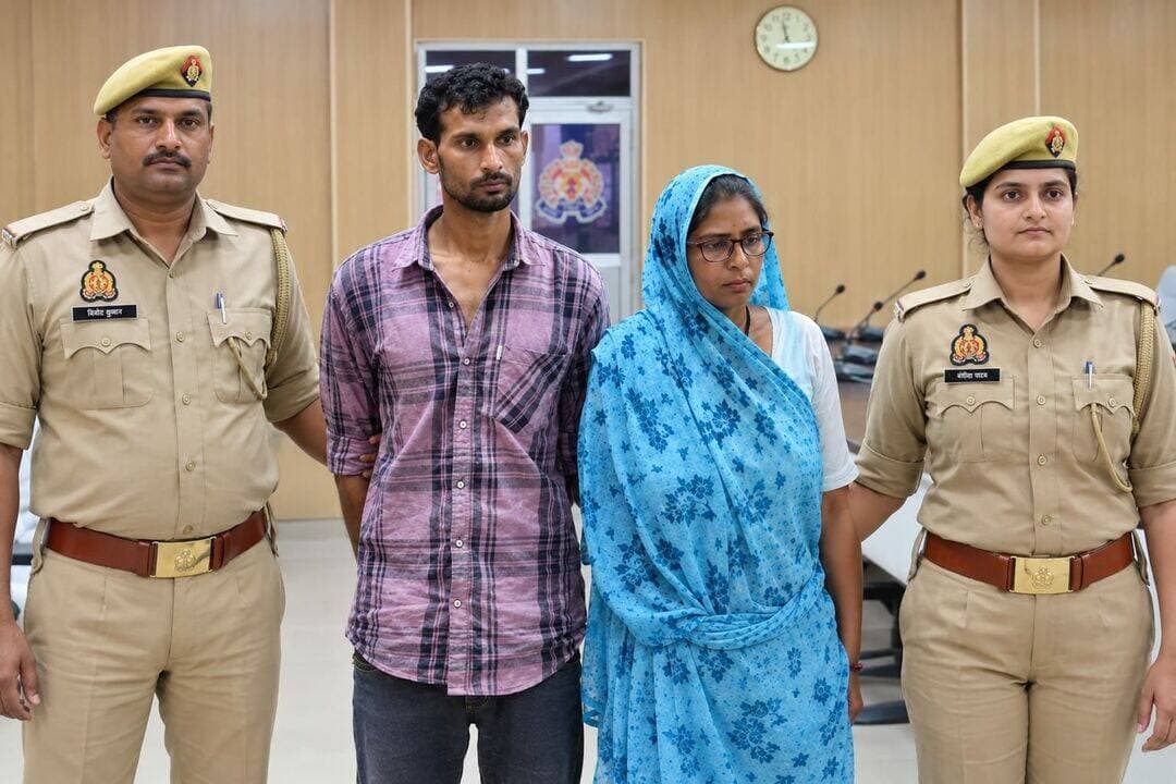 बस्ती समाचार
बस्ती में सनसनीखेज हत्याकांड का खुलासा: अवैध संबंधों और ब्लैकमेलिंग के जाल में गई युवक की जान दो गिरफ्तार
बस्ती थाना वाल्टरगंज पुलिस एसओजी और सर्विलांस टीम की संयुक्त कार्रवाई में पुलिस ने यशवंत कुमार हत्याकांड का सफल अनावरण करते हुए मुख्य आरोपी समेत दो अभियुक्तों को गिरफ्तार कर लिया है। गिरफ्तार आरोपियों की पहचान रामललित चौधरी (29 वर्ष) और सोना देवी (55 वर्ष) के रूप में हुई है।
क्या था पूरा मामला?
ग्राम खड़ौवा खुर्द (थाना नगर) निवासी हेमंत कुमार ने 11 सितंबर 2026 को पुलिस में शिकायत दर्ज कराई थी कि उनका 26 वर्षीय भाई यशवंत कुमार, जो यूपी पुलिस आवास निगम गोरखपुर में संविदा पर कार्यरत था, 8 सितंबर को ड्यूटी से लौटने के बाद लापता हो गया था। 9 सितंबर को उसकी मोटरसाइकिल दुबौलिया क्षेत्र से और उसका शव वाल्टरगंज के धमौरा के पास सड़क किनारे मिला। अज्ञात लोगों के खिलाफ हत्या (धारा 103(1), 238(a) BNS) का मामला दर्ज कर पुलिस ने जांच शुरू की।
जांच और पूछताछ में हुआ खौफनाक खुलासा
पुलिस पूछताछ में गिरफ्तार अभियुक्त रामललित चौधरी ने बताया कि यह हत्या एक सोची-समझी साजिश का नतीजा थी।
ब्लैकमेलिंग से तंग आकर बनाई योजना: आरोपी सोना देवी की भांजी (गुड़िया) का यशवंत द्वारा आपत्तिजनक वीडियो बनाकर उसे ब्लैकमेल करने और शारीरिक शोषण करने का आरोप है। यशवंत उसकी शादी भी नहीं होने दे रहा था, जिससे परेशान होकर परिवार ने उसे रास्ते से हटाने की योजना बनाई।
गन्ने के खेत में वारदात: 8 सितंबर की रात करीब 9 बजे यशवंत को बहला-फुसलाकर गन्ने के खेत के पास बुलाया गया। वहां रामललित, सोना देवी, रीमा, गुड़िया और शीला ने मिलकर उस पर हमला कर दिया। रीमा ने पीछे से कॉलर खींचकर उसे गिराया और रामललित व रीमा ने गला दबाकर तथा अन्य ने सीने को दबाकर उसकी हत्या कर दी।
सड़क किनारे फेंका शव: हत्या के बाद रामललित और रीमा ने यशवंत के शव को उसकी ही मोटरसाइकिल पर बीच में लादा और धमौरा गांव के पास नहर के किनारे फेंक दिया।
अमहट हाईवे मोड़ से हुई गिरफ्तारी
घटना को अंजाम देने के बाद आरोपी लखनऊ भागने की फिराक में थे। 12 सितंबर 2026 को सुबह करीब 10:20 बजे पुलिस टीम ने अमहट हाईवे मोड़ के पास से दोनों को धर दबोचा। पुलिस ने आरोपियों को माननीय न्यायालय बस्ती के समक्ष प्रस्तुत कर जेल भेज दिया है। मामले में शामिल अन्य सह-अभियुक्तों की तलाश जारी है।
