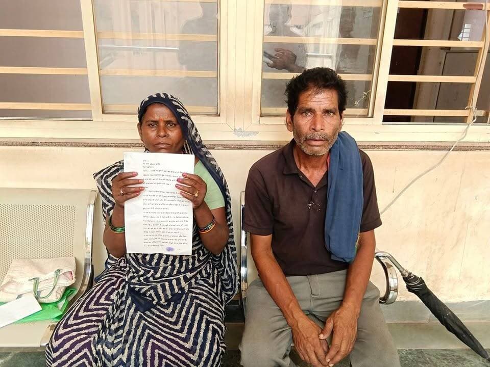 जिस फसल से किसान को अपने परिवार का चूल्हा जलने की उम्मीद थी, उसी खड़ी फसल पर प्रशासन का पंजा चल गया। महज 15 दिन बाद फसल कट जाती… सरकारी जमीन खाली कराना जरूरी था, लेकिन क्या इंसानियत के लिए ये 15 दिन भी ज्यादा थे? खड़ी फसल उजड़ने से किसान की महीनों की मेहनत और परिवार की उम्मीदें भी उजड़ गईं। अब पीड़ित किसान को न्याय और उचित क्षतिपूर्ति की उम्मीद है।
#अशोकनगर #किसानकीपीड़ा #किसान #प्रशासन #न्याय