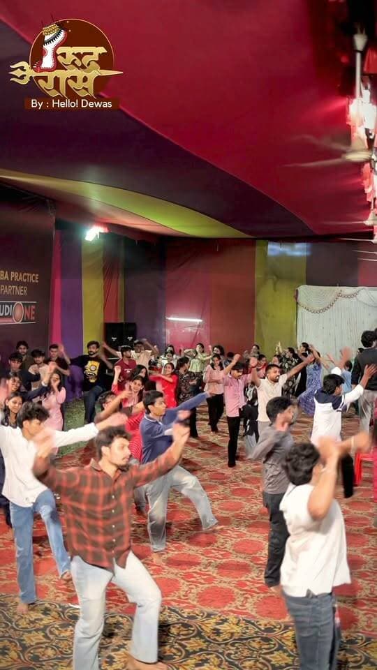 RudraRaas Garba Practice | Day 2 🔥
Day 2 = Double the energy, double the Garba! 💃🕺❤️🔥
Traditional Dhol ki beats, Garba ke steps aur Dewas ki zabardast energy! ✨
RudraRaas ke Day 2 practice session ki kuch शानदार झलकियाँ… 🪩
Join our workshop today at Maharani Pramila Raje Parisar, Bhopal Chouraha, Dewas
Time 07pm onwards
RUDRA RAAS by Hello! Dewas
Where Tradition Meets Celebration