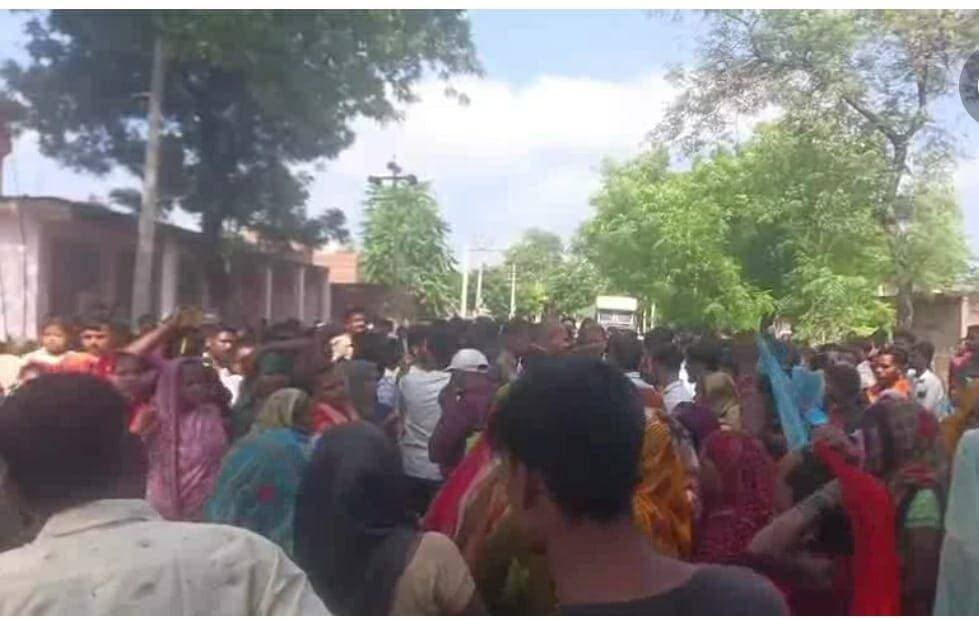 युवक की पीट-पीटकर हत्या, परिजनों ने सड़क पर शव रखकर किया प्रदर्शन
हरदोई। बेनीगंज क्षेत्र के रावतपुर गांव में पुरानी रंजिश को लेकर युवक की लाठी-डंडों और ईंटों से पीट-पीटकर हत्या करने का मामला सामने आया है। घटना के बाद इलाज के दौरान युवक की मौत हो गई, जिससे गुस्साए परिजनों ने शव को अतरौली-बेनीगंज मार्ग पर रखकर जाम लगाने का प्रयास किया।
बंशीपारा गांव निवासी सुरेंद्र (35) नौ सितंबर की रात अपने गांव से गोड़वा जा रहा था। आरोप है कि रावतपुर गांव में शराब के ठेके के पास पहले से घात लगाए बैठे दबंगों ने उसे घेर लिया और लाठी-डंडों व ईंट से तब तक पीटा जब तक वह अधमरा होकर गिर नहीं गया। हमलावर उसे मृत समझकर भाग निकले। जब सुरेंद्र के पिता छोटेलाल मौके पर पहुंचे, तो आरोपियों ने उन्हें भी दौड़ा लिया। पुलिस ने पीड़ित पिता की शिकायत पर रावतपुर निवासी मदारी और उसके पुत्रों महावीर, बईठू, सतीश, राजेंद्र, मिथलेश और रजनेश के खिलाफ संबंधित धाराओं में मुकदमा दर्ज कर लिया है। पुलिस का कहना है कि मामले की जांच की जा रही है और दोषियों के खिलाफ सख्त कानूनी कार्रवाई की जाएगी।
अस्पताल में तोड़ा दम, परिजनों में आक्रोश
गंभीर हालत में परिजनों द्वारा अस्पताल पहुंचाए गए सुरेंद्र ने इलाज के दौरान दम तोड़ दिया। मौत की खबर से भड़के परिजनों ने अतरौली-बेनीगंज मार्ग पर बंशीपारा के पास शव रखकर प्रदर्शन शुरू कर दिया। सूचना पर पहुंचे प्रभारी निरीक्षक अतुल सिंह ने कड़ी कार्रवाई का आश्वासन देकर मामला शांत कराया और शव को पोस्टमार्टम के लिए भेजा।
पांच बच्चों के सिर से उठा पिता का साया
मृतक अपने पीछे पत्नी और पांच छोटे बच्चों को छोड़ गया है। पीड़ित परिवार ने पुलिस से सख्त कार्रवाई और शासन-प्रशासन से आर्थिक सहायता व बच्चों के पालन-पोषण की व्यवस्था कराने की गुहार लगाई है।