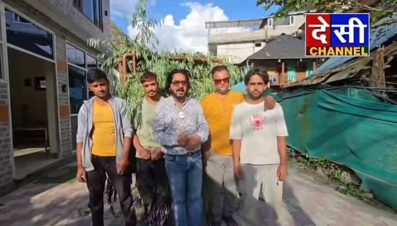 #Kullu मणिकर्ण घाटी के कसोल में बेजुबानों की सेवा के लिए महिला मंडल आगे,
देसी चैनल कुल्लू
मणिकर्ण घाटी के कसोल में पिंकू भंडारी और हुक्म राम जी के आह्वान पर महिला मंडल कसोल बेजुबान गौधन की सेवा के लिए आगे आया।
कसोल की पूनम जी के सहयोग से पत्ती-घास की व्यवस्था की गई, जबकि महिला मंडल की माताओं-बहनों ने घास की कटान और ढलान का कार्य किया। इस घास-पत्ती यानी धाम को गौ सेवा रक्षा दल कुल्लू के माध्यम से गौधन के लिए उपलब्ध करवाया गया।
गौ सेवा रक्षा दल कुल्लू के अध्यक्ष शेरा नेगी ने इस नेक कार्य में सहयोग देने वाली सभी माताओं-बहनों, दानी सज्जनों और गौ सेवकों का आभार व्यक्त किया।
उन्होंने कहा कि गौधन की सेवा के लिए अभियान लगातार जारी है और समाज के सहयोग से बेजुबानों तक चारे की व्यवस्था पहुंचाई जा रही है।
इस सेवा कार्य में पिंकू भंडारी, हुक्म राम, सतीश राणा, छापे राम, कमलेश ठाकुर, अजय शर्मा, टिकम राम, नीटू राम, आशु, भवानी दत्त, आलू, खूब राम, किशन सिंह, मन्नत नेगी, प्रदीप ठाकुर, कर्म सिंह, सुमन सूद, कातु राम, नीरज कुमार, रोशन कुमार, सुभाष, जतिन ठाकुर, दास देव राज, चुनी महंत, गुलाब विष्ट, रोहित विष्ट और गिरिराज विष्ट सहित अनेक गौ सेवकों ने सहयोग दिया।
Shera negi
देसी चैनल देवभूमि कुल्लू देसी चैनल कुल्लू देसी चैनल कुल्लू
