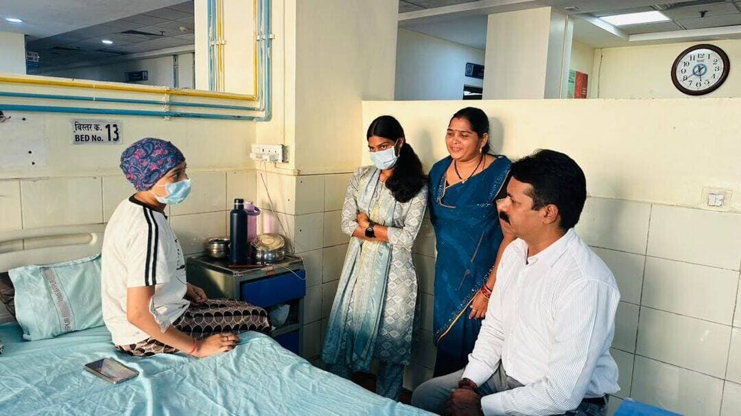 JanjgirChampa News : एम्स में ब्लड कैंसर से पीड़ित दीपमाला का होगा इलाज, भाजपा किसान मोर्चा के प्रदेश प्रवक्ता व समाजसेवी इंजी. रवि पाण्डेय के प्रयास से CM विशेष स्वास्थ्य सहायता योजना से मिली 17.89 लाख की आर्थिक सहायता...
जांजगीर-चांपा. भाजपा किसान मोर्चा के प्रदेश प्रवक्ता एवं समाजसेवी इंजी. रवि पाण्डेय के प्रयासों से ग्राम लोहर्सी (खरौद) जिला जांजगीर-चांपा के 23 वर्षीय दीपमाला साहू, जो ब्लड कैंसर नामक बीमारी से पीड़ित है. उसके इलाज के लिए मुख्यमंत्री विष्णुदेव साय ने मुख्यमंत्री विशेष स्वास्थ्य सहायता योजना से 17.89 लाख रूपये की स्वीकृति प्रदान की है. इस राशि से दीपमाला का उपचार एम्स में कराया जा सकेगा. दीपमाला अत्यंत ही कमजोर परिवार से आती है और उसके इलाज के लिए इतनी बड़ी राशि का खर्च कर पाना उसके माता-पिता के लिए असंभव था. कमजोर आर्थिक स्थिति को देखते हुए उनके उपचार के लिए आर्थिक सहायता की आवश्यकता थी. मामले की जानकारी मिलने के बाद इंजीनियर रवि पाण्डेय ने दीपमाला के उपचार में सहयोग करते हुए उन्हें मुख्यमंत्री विशेष स्वास्थ्य सहायता योजना का लाभ दिलाने के लिए आवश्यक प्रक्रिया में माध्यम की भूमिका निभाई. उनके प्रयासों के फलस्वरूप उपचार के लिए 17.89 लाख रुपये की सहायता राशि स्वीकृत हुई है. सहायता राशि स्वीकृत होने से दीपमाला के परिवार को बड़ी राहत मिली है. अब बेहतर उपचार की उम्मीद जगी है और दीपमाला के शीघ्र स्वस्थ होने की कामना की जा रही है. इंजीनियर रवि पाण्डेय ने कहा कि जरूरतमंद व्यक्ति तक शासन की योजनाओं का लाभ पहुंचाना ही जनसेवा का वास्तविक उद्देश्य है. गंभीर बीमारी से जूझ रही दीपमाला के उपचार में सहयोग कर उन्हें योजना का लाभ दिलाने में माध्यम बनना संतोष का विषय है. उन्होंने मुख्यमंत्री विष्णुदेव साय एवं छत्तीसगढ़ शासन के प्रति आभार व्यक्त करते हुए कहा कि मुख्यमंत्री विशेष स्वास्थ्य सहायता योजना जरूरतमंद परिवारों के लिए जीवन की कठिन घड़ी में बड़ी उम्मीद और सहारा बन रही है. दीपमाला के परिजनों ने भी उपचार के लिए आर्थिक सहायता स्वीकृत होने पर मुख्यमंत्री विष्णुदेव साय एवं सहयोग के लिए इंजीनियर रवि पाण्डेय के प्रति आभार व्यक्त किया है.