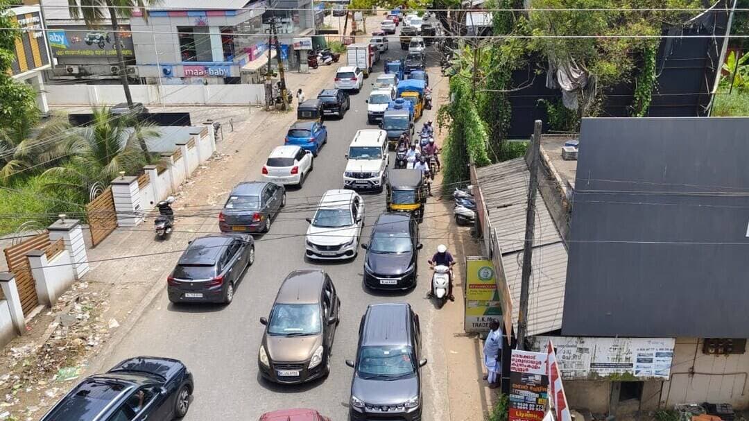 ദേശീയപാത 66 നിർമ്മാണ കമ്പനിയുടെ പിടിപ്പുകേട്; ചാവക്കാട് - പൊന്നാനി ദേശീയപാതയിൽ വൻ ഗതാഗതക്കുരുക്ക്