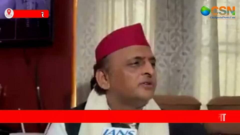 एक लाख सरकारी नौकरियों का ऐलान... और अब अखिलेश यादव का सीधा हमला। सपा प्रमुख ने योगी सरकार के इस वादे को चुनावी ढकोसला बताते हुए सवाल उठाया है—जब अगस्त में एक लाख नौकरी देने की बात हुई, तो जमीन पर कितनी नौकरियां मिलीं? अखिलेश का दावा है—आंकड़ा शून्य है।
उत्तर प्रदेश में 2027 विधानसभा चुनाव से पहले सरकारी नौकरियों को लेकर सियासत तेज हो गई है।
मुख्यमंत्री योगी आदित्यनाथ ने युवाओं को अगले छह महीने में एक लाख सरकारी नियुक्ति-पत्र देने का ऐलान किया था। लेकिन अब समाजवादी पार्टी के राष्ट्रीय अध्यक्ष अखिलेश यादव ने सरकार के इस दावे पर सवाल खड़े कर दिए हैं।
अखिलेश यादव का कहना है कि अगस्त महीने में मुख्यमंत्री ने एक लाख नौकरियां देने की बात कही थी, लेकिन धरातल पर नौकरियों का आंकड़ा शून्य रहा। उनका दावा है कि सितंबर में भी स्थिति यही रहने वाली है।
सपा प्रमुख ने चुनावी समयसीमा का हवाला देते हुए सरकार पर निशाना साधा। उनका सवाल है कि जब चुनाव नजदीक हैं और आने वाले महीनों में आचार संहिता लागू होने की संभावना है, तो सरकार एक लाख नियुक्तियां आखिर कैसे पूरी करेगी?
अखिलेश यादव ने इसे चुनाव से पहले किया गया वादा बताते हुए सरकार से भर्ती प्रक्रिया का पूरा हिसाब देने की मांग की है।
वहीं अखिलेश ने युवाओं से एक और बड़ा वादा किया है।
उन्होंने कहा कि अगर उत्तर प्रदेश में समाजवादी पार्टी की सरकार बनती है, तो युवाओं को आउटसोर्सिंग के बजाय पक्की सरकारी नौकरियां देने की दिशा में काम किया जाएगा।
यानी चुनाव से पहले यूपी में रोजगार का मुद्दा अब सीधे राजनीतिक टकराव में बदलता दिखाई दे रहा है।
एक तरफ योगी सरकार एक लाख नियुक्ति-पत्र देने के लक्ष्य को युवाओं के लिए बड़ा रोजगार कदम बता रही है, तो दूसरी तरफ अखिलेश यादव सवाल उठा रहे हैं कि आखिर इन नियुक्तियों की तैयारी कहां तक पहुंची है?
कितने पद खाली हैं? कितनी भर्तियों की प्रक्रिया शुरू हो चुकी है? कितने युवाओं को वास्तव में नियुक्ति मिलेगी? और सबसे बड़ा सवाल—क्या तय समयसीमा के भीतर एक लाख नियुक्ति-पत्र बांटे जा सकेंगे?
2027 के विधानसभा चुनाव से पहले बेरोजगारी और सरकारी भर्ती का मुद्दा युवाओं के बीच कितना असर डालता है, यह आने वाले समय में साफ होगा।
फिलहाल, एक लाख सरकारी नौकरियों का ऐलान सरकार और विपक्ष के बीच नई सियासी बहस का मुद्दा बन चुका है।
#AkhileshYadav #YogiAdityanath #UPPolitics #UttarPradesh #UPNews #UPAssemblyElection2027 #2027Election #SarkariNaukri #GovernmentJobs #OneLakhJobs #UPGovernment #AkhileshVsYogi #SamajwadiParty #SP #BJP #YogiGovernment #Rozgar #Berozgari #YouthOfUP #UPRecruitment #SarkariNaukri2026 #PoliticalNews #HindiNews #LatestNews #BreakingNews #ElectionNews #UttarPradeshNews #AkhileshYadavNews #YogiAdityanathNews #UPNewsToday