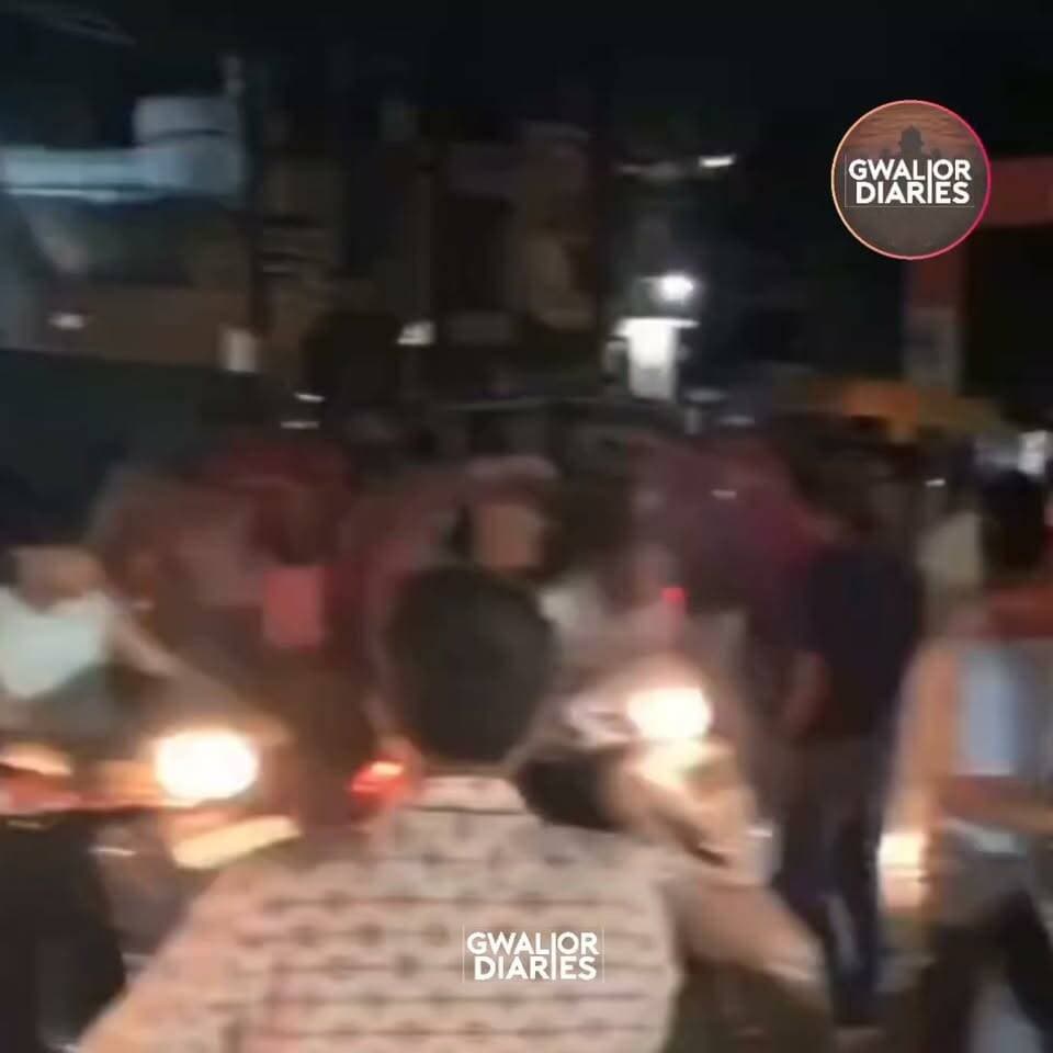 ग्वालियर में सड़क पर संग्राम: लक्कड़ खाना पुल पर दो पक्ष आमने-सामने, जमकर चले लाठी-डंडे...