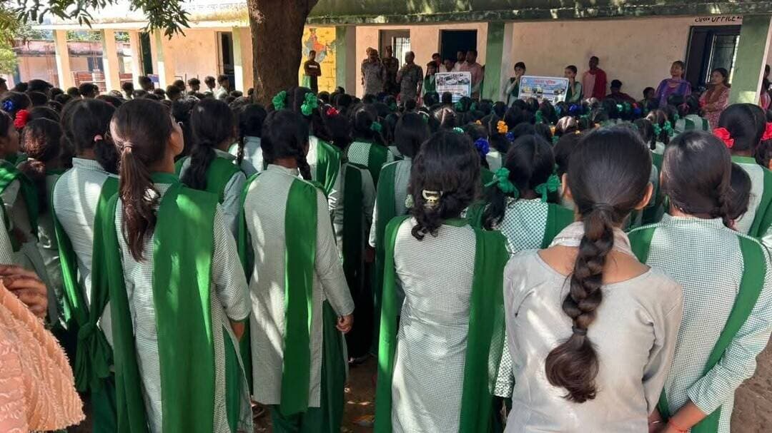 लातेहार में पुलिस ने स्कूली बच्चों को किया जागरूक, यातायात नियमों से लेकर साइबर ठगी तक दी जानकारी
लातेहार। पुलिस अधीक्षक के निर्देश पर 12 सितंबर 2026 को गारू थाना क्षेत्र के नेताजी सुभाष चंद्र बोस आवासीय विद्यालय, सरयू और उत्क्रमित उच्च विद्यालय, सरयू में जागरूकता कार्यक्रम आयोजित किया गया। कार्यक्रम में छात्र-छात्राओं के साथ शिक्षक, अभिभावक और स्थानीय जनप्रतिनिधि भी शामिल हुए।
लातेहार पुलिस ने विद्यार्थियों और लोगों को सुरक्षित समाज बनाने से जुड़े कई महत्वपूर्ण मुद्दों की जानकारी दी। इस दौरान यातायात नियमों का पालन करने, बाइक चलाते समय हेलमेट और कार में सीट बेल्ट लगाने की अपील की गई। पुलिस ने खास तौर पर नाबालिगों को वाहन नहीं चलाने की सलाह दी।
कार्यक्रम में महिलाओं की सुरक्षा, उनके अधिकार, संबंधित कानून और बाल विवाह जैसी सामाजिक कुरीतियों के खिलाफ जागरूक रहने का संदेश दिया गया। वहीं, बढ़ते साइबर अपराध को देखते हुए ऑनलाइन धोखाधड़ी से बचने के जरूरी उपाय भी बताए गए।
पुलिस ने किसी भी आपात स्थिति में तत्काल डायल 112 की मदद लेने की जानकारी दी। युवाओं को नशे से होने वाले नुकसान के बारे में बताते हुए नशे से दूर रहने और स्वस्थ एवं सुरक्षित समाज बनाने में योगदान देने का संकल्प भी दिलाया गया।
#Latehar #LateharPolice #Garu #JharkhandPolice #PoliceAwareness #AwarenessProgram #CyberCrime #TrafficRules #RoadSafety #WomenSafety #ChildMarriage #DrugFreeJharkhand #Dial112 #JharkhandNews #LateharNews #SchoolAwareness #LoktantraBharat