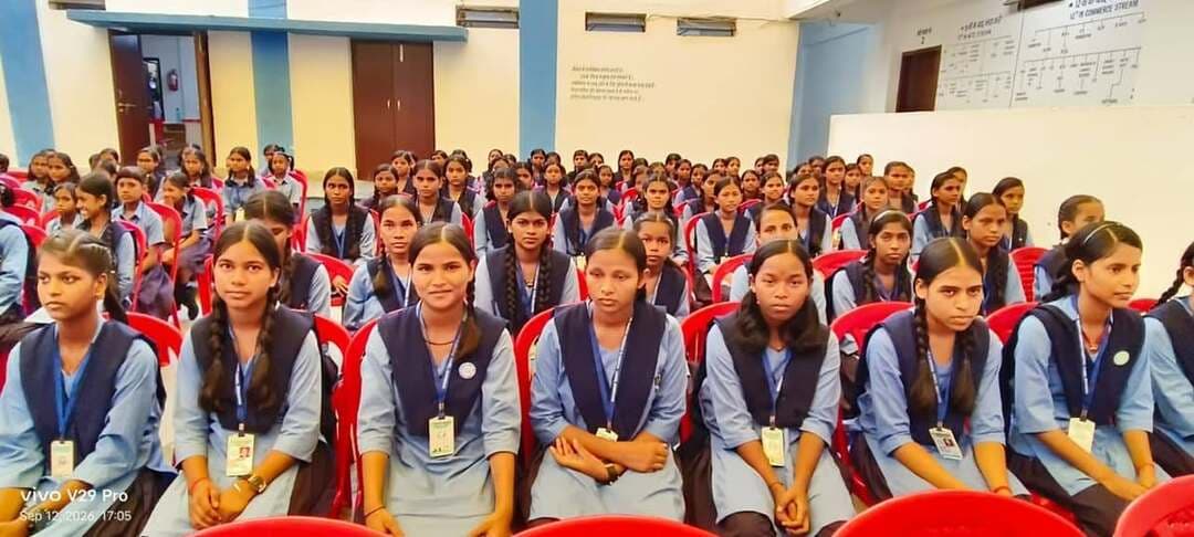 *जिलाधिकारी शेखर आनंद ने डॉ. भीमराव अंबेडकर आवासीय विद्यालय, मकदुमपुर का किया निरीक्षण; छात्रावास में PNG गैस कनेक्शन का हुआ शुभारंभ*
*************************
12 सितंबर 2026 को शेखपुरा के जिला पदाधिकारी श्री शेखर आनंद ने मकदुमपुर स्थित डॉ. भीमराव अंबेडकर आवासीय विद्यालय का दौरा किया। निरीक्षण एवं शैक्षणिक कार्यक्रम के दौरान उन्होंने विद्यालय परिसर में स्थापित संत रविदास जी की प्रतिमा पर माल्यार्पण कर उन्हें नमन किया। उनके द्वारा छात्रावास परिसर में पीएनजी (PNG) गैस कनेक्शन का औपचारिक शुभारंभ किया, जिससे अब छात्रावास के बच्चों को भोजन निर्माण के लिए निर्बाध और सुरक्षित गैस आपूर्ति की सुविधा मिलेगी।
Information & Public Relations Department, Government of Bihar
Apna Sheikhpura