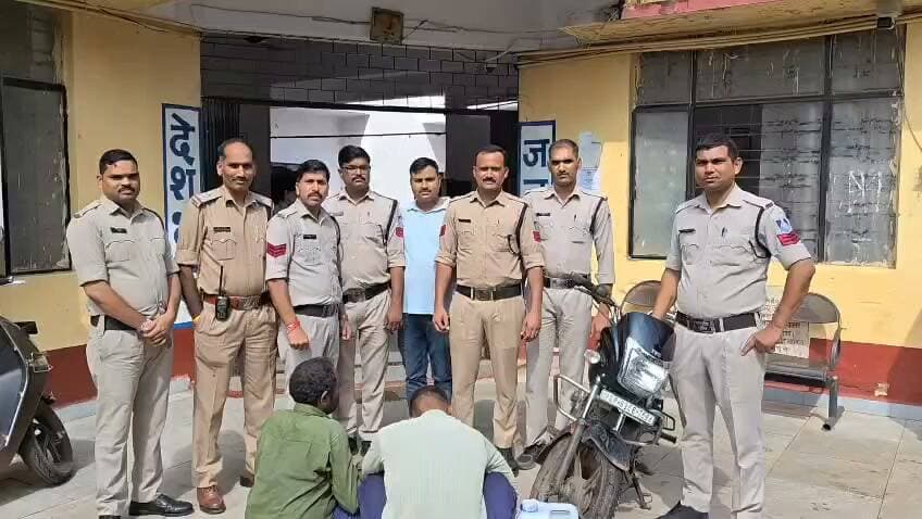 थाना देहात पुलिस की अवैध शराब के खिलाफ कार्रवाई, 10 लीटर कच्ची शराब के साथ दो आरोपी गिरफ्तार
शिवपुरी। थाना देहात पुलिस ने थाना क्षेत्र में अवैध शराब के खिलाफ कार्रवाई करते हुए 10 लीटर कच्ची अवैध शराब के साथ दो आरोपियों को गिरफ्तार किया है।
पुलिस के अनुसार, गिरफ्तार आरोपियों की पहचान सुनील बेडिया एवं रंधीर सिंह कंजर के रूप में हुई है। पुलिस ने दोनों आरोपियों के खिलाफ अपराध कायम कर प्रकरण को विवेचना में लिया है।
कार्रवाई के बाद दोनों आरोपियों को माननीय न्यायालय के समक्ष पेश किया गया। पुलिस द्वारा अवैध शराब के कारोबार पर अंकुश लगाने के लिए लगातार कार्रवाई की जा रही है।
P.NEWZ INDIA | पत्रकार राम मनोहर मिश्रा
#Shivpuri #ThanaDehat #IllegalLiquor #PoliceAction #BreakingNews