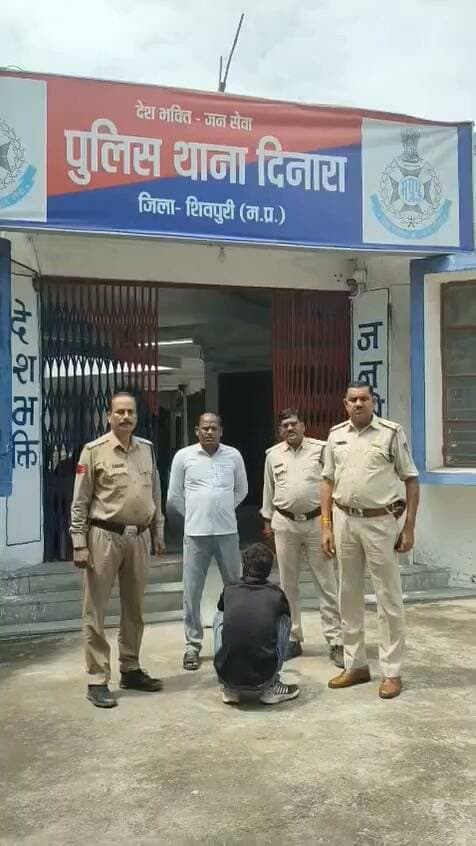 🚨 दिनारा पुलिस की बड़ी कार्रवाई: 6 साल से फरार स्थाई वारंटी गिरफ्तार
दिनारा। थाना दिनारा पुलिस ने लंबे समय से फरार चल रहे एक स्थाई गिरफ्तारी वारंटी को गिरफ्तार करने में सफलता हासिल की है। पुलिस के अनुसार माननीय न्यायालय के प्रकरण क्रमांक 531/20 में करीब 6 वर्षों से फरार चल रहे स्थाई गिरफ्तारी वारंटी लवकुश वंशकार को लगातार प्रयासों के बाद गिरफ्तार किया गया।
पुलिस ने वारंटी को गिरफ्तार करने के बाद माननीय न्यायालय करैरा के समक्ष पेश किया, जहां न्यायालय के आदेश पर उसे जेल वारंट पर उप जेल करैरा भेज दिया गया।
थाना दिनारा पुलिस की इस कार्रवाई को लंबे समय से फरार वारंटियों के विरुद्ध चलाए जा रहे अभियान के तहत महत्वपूर्ण कार्रवाई माना जा रहा है। पुलिस का कहना है कि फरार एवं स्थाई वारंटियों की गिरफ्तारी के लिए लगातार प्रयास जारी हैं।
#DinaraPolice #KareraPolice #ShivpuriPolice #PoliceAction #WarrantiArrest #BreakingNews #ShivpuriNews #DinaraNews #KareraNews #PNEWZINDIA