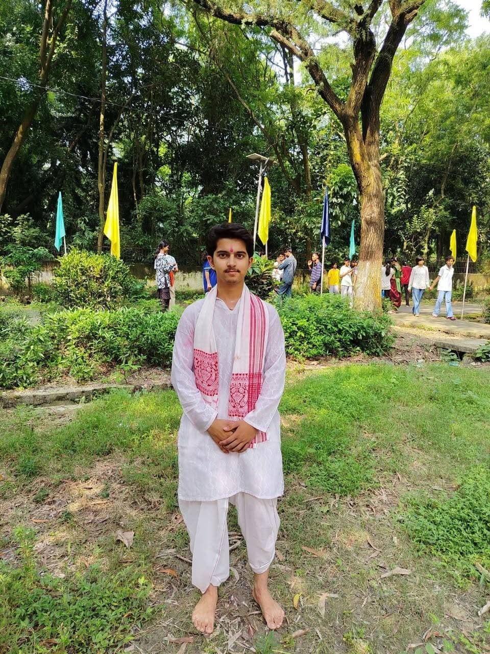 क्लस्टर में सीतामढ़ी का नाटक दूसरे स्थान पर
"विविधता में एकता" नाटक का मंचन करते हुए मेरा सुपुत्र प्रणव प्रकाश जेएनवी कटिहार में। इस नाटक का लेखन भी इसने किया । वही मंचन मैडम नयन प्रिया व सर सुनील कुमार के दिशानिर्देश में हुआ. सहयोगी कलाकार अन्नू प्रिया, ऋतिक कुमार वो कोमल कुमारी रहे। कटिहार प्रथम था सीतामढ़ी जिला के इस नाटक ने पूरे बिहार में दूसरा स्थान प्राप्त किया।