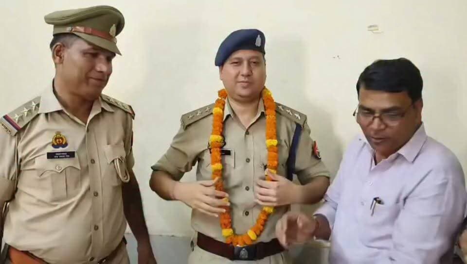 प्रयागराज में जाम से छुटकारा दिलाने वाले थरवई एसीपी और फाफामऊ थाना प्रभारी चंद्र प्रकाश को व्यापारियों ने किया सम्मानित।
#prayagrajnews