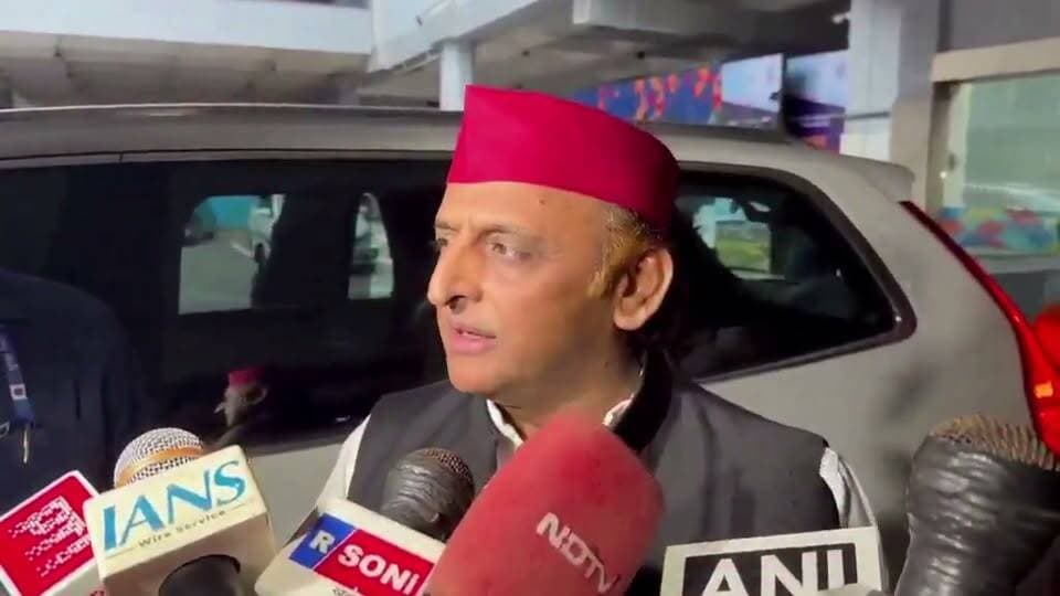हमारे मुख्यमंत्री जी कमाल के हैं, वो सवालों के जवाब नहीं दे पाए. मुंह मोड़कर भाग गए.
जो प्रेस के सवालों से मैदान छोड़कर चला जाए, चुनाव में जनता के सवालों पर क्या होगा.
- अखिलेश यादव
#akhileshyadavsamajwadiparty