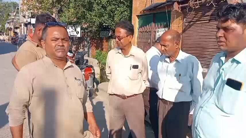 मढ़ीनाथ में करोड़ों की संपत्ति पर कब्जे की कोशिश का आरोप
बरेली। मढ़ीनाथ चौकी के पास करीब आठ करोड़ रुपये की संपत्ति पर कब्जे की कोशिश का आरोप लगाते हुए एक परिवार ने नगर निगम और रामलीला कमेटी के खिलाफ जांच की मांग की है। परिवार का दावा है कि वह वर्ष 1938 से संपत्ति पर आबाद है और उसके पास बैनामा भी है। आरोप है कि वर्ष 2019 में फर्जी रामलीला कमेटी गठित कर मकान को विभाजित करने का प्रयास किया गया। परिवार के अनुसार मामला न्यायालय में विचाराधीन है। शनिवार को कुछ लोगों पर नगर निगम के नाम पर पहुंचकर मरम्मत कार्य रुकवाने का प्रयास करने का आरोप लगाया गया। मनोज विकट ने निष्पक्ष जांच की मांग की है।
Bareilly news Live