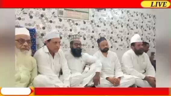 प्रेस विज्ञप्ति
13 सितम्बर से शुरू होगा उर्से शाहदाना वली
#बरेली शहर,ए,कुतुब हज़रात शाहदाना वली का सात रोज़ उर्स,13 सितम्बर से शुरू हो रहा है
,आज दरगाह शाहदाना वली परिसर में प्रेस कॉन्फ्रेंस का आयोजन किया गया कार्यक्रम के संबंध में दरगाह के मुतवल्ली अब्दुल वाजिद नूरी ने आयोजन की जानकारी देते हुए बताया कल 13 सितम्बर को परचम कुशाई से होगा उर्स ए शाहदाना वली का आगाज़ परचम का जुलूस लाल मस्जिद हाजी अजर बेग के निवास से चलेगा जो दरगाह आला हज़रात पर सलाम पेश करके बिहारीपुर नॉवल्टी चौराहा कुमार टॉकीज आजमनगर सो गोपीनाथ शाहमतगंज होता हुआ दरगाह शाहदाना वली पहुंचेगा,जहा दरगाह ए आला हजरत के सज्जादा नशीन अल्लमा मुफ़्ती अहसान रज़ा कादरी अपने दस्ते मुबारक से करेंगे परचम कुशाई की रस्म अदा कर दरगाह पर चादर व गुल पोशी कर दुआए खैर करेंगे
बाद नमाज़े ईशा रात 9 बजे से दिनी सवाल जवाब किये जायेंगे सही जवाब देने वाले बच्चो को इनाम से नवाजा जाएगा।
जिस की सरपरस्ती जा नाशीने तहसीने मिलत अली जनाब सूफी रिज़वान रजा खा करेंगे।
निज़ामत मौलाना आला उद्दीन साहब करेंगे।
14 को मेहबूब सबरी व मरहूम अब्दुल करीम के निवास चक चुंगी से जुलूस ए गागर चलेगा जो अपने कदमी रास्तो से होता हुआ दरगाह पहुंचेगा जिस की कयादत सूफी रिजवान रजा खां करेंगे निगरानी अब्दुल वाज़िद खा नूरी बाब्बू मिया करेंगे
रात में नातो मनकबत की मेफिल होगी 1,40 पर हुज़ूर मुफ़्ती ए आज़म में हिन्द का कुल शरीफ होगा ,
15,को बाद नमाज़े ईशा रात 9 बजे से महफिले समा
16, को ठिरिया निजामत खा से चादरों का जुलूस चलेगा जो अपने परंपरागत रास्ते से होता हुआ दरगाह पहुंचेगा। रात 9:00 बजे महफिल समा होगी ,17 सितम्बर बाद नमाजे असर शाम 5:30 बजे कुतुबे ए बरेली हज़रात सरकार शाहदाना वली का कुल शरीफ होगा रात 9 बजे से महफिले समा ।
18, को बाद नमाजे असर शाम 5:30 बजे हजरत केले शाह बाबा का कुल शरीफ होगा रात में महफ़िले समा,19 सितम्बर को सुबह 10:30 बजे सय्यद बाबा का कुल शरीफ होगा इसी के साथ सात रोज़ उर्स का समापन होगा,
,मीडिया प्रभारी वसी अहमद वारसी ने बताया दरगाह शाहदाना वली की जानिब से गरीब बच्चियों की शादी कराई जाएगी उर्स के मुबारक मौके पर इसकी घोषणा की जाएगी उर्स की सारी तैयारियां पूरी हो चुकी है बस नगर निगम की सफाई व्यवस्था दुरुस्त नहीं है जगह-जगह गन्दगी है इससे आने वाले जायरीनों को दिक्कत का सामना करना पड़ सकता है
प्रोग्राम में मुख्य रूप से वसी अहमद,युसूफ इब्राहिम,गफूर पहलवान,मिर्ज़ा शाहाब बेग,तौसीफ खा,खलील कादरी,महबूब साबरी,अकरम वारसी,फरीद खा,शान खा,सईद खा,मिर्ज़ा मुकर्रम बेग,इरफान गोसी, जावेद खा,गुल्लन खा,अकरम दान,भूरा सबरी,हाफिज खा,आदि सहित बड़ी तादात में लोग मौजूद रहे
Bareilly news Live