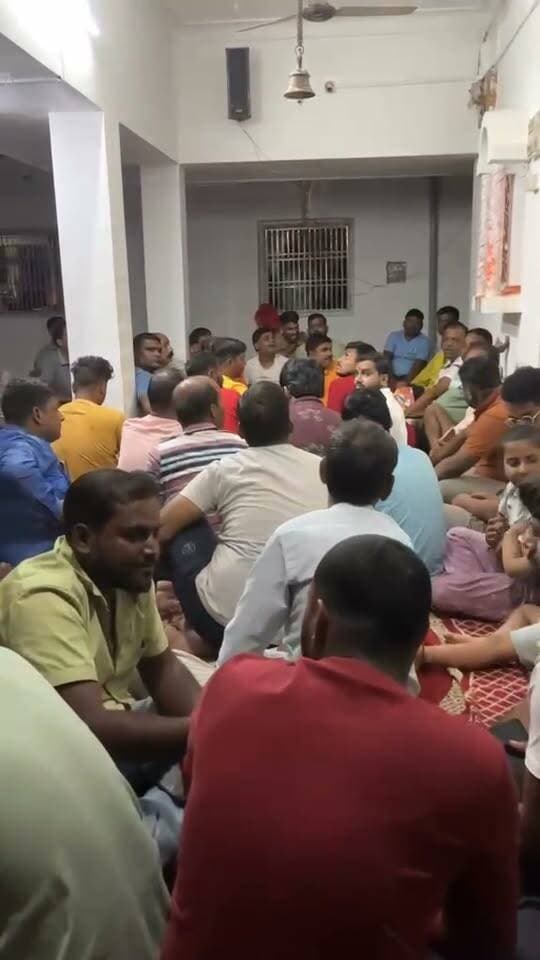 मदनपुर में नवरात्र की तैयारी शुरू, देवी स्थान नवरात्र समिति का गठन
औरंगाबाद:शारदीय नवरात्र को लेकर कचहरी रोड स्थित देवी स्थान नवरात्र समिति, मदनपुर की नई कमेटी का गठन कर तैयारियां शुरू कर दी गई हैं। समिति के प्रधान संरक्षक जयशंकर शर्मा होंगे, जबकि अध्यक्ष के रूप में संदीप कुमार उर्फ लड्डू बाबू को जिम्मेदारी दी गई है। सचिव ज्ञान दत्त पांडे, कोषाध्यक्ष अंकित सिन्हा एवं रोहित सिन्हा और उपाध्यक्ष श्री इंद्रदेव पासवान बनाए गए हैं।संरक्षक मंडल में राणा राकेश लाल, सोनू सिंह, नंद कुमार शर्मा, सुभाष रंजन सिन्हा, शंभू प्रसाद सिन्हा, विजय सोनी और मनोज सिंह शामिल हैं।
समिति के सदस्यों में राहुल कुमार सिन्हा, संगम सिंह, दिव्यांशु सिन्हा, प्रियांशु सिन्हा, रॉकी शर्मा, अंकेश शर्मा सहित अन्य युवा शामिल हैं। नवरात्र में भव्य आयोजन को लेकर समिति ने तैयारी शुरू कर दी है।
#Madnapur #Aurangabad #Navratri2026 #NavratriCommittee #DeviSthan #BiharNews #SharadiyaNavratri #MadnapurNews #AurangabadNews #BiharNavratri
