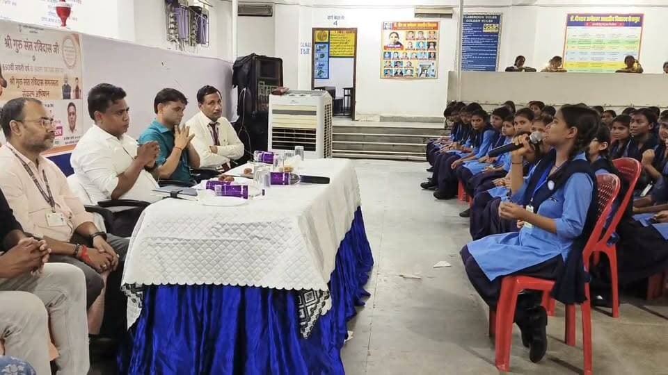 अम्बेडकर आवासीय विद्यालय शेखपुरा की छात्रा द्वारा डीएम शेखर आनन्द का स्वागत गीत गाकर अभिनन्दन की।