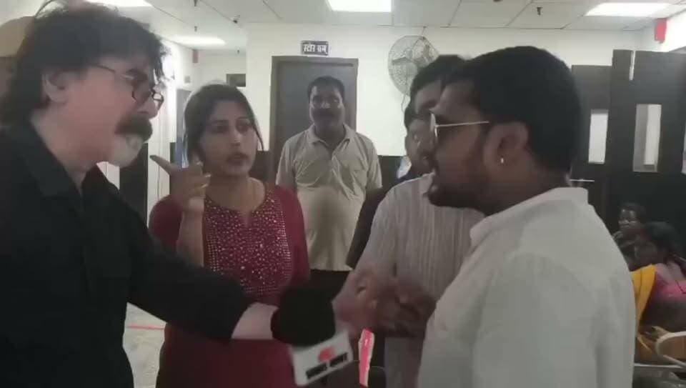 सहरसा सदर अस्पताल में पत्रकार से अभद्र व्यवहार का आरोप, कार्रवाई की उठी मांग
सहरसा सदर अस्पताल में कथित भ्रष्टाचार से जुड़ी खबर बनाने पहुंचे प्रभात खबर के डिजिटल पत्रकार के साथ एक डॉक्टर द्वारा कथित तौर पर अभद्र भाषा का प्रयोग किए जाने का मामला सामने आया है।
बताया जा रहा है कि खबर के सिलसिले में अस्पताल पहुंचे पत्रकार के साथ डॉक्टर ने कथित रूप से आपत्तिजनक और अमर्यादित भाषा का इस्तेमाल किया। घटना के बाद पत्रकारिता जगत में नाराजगी देखी जा रही है।
पत्रकारों का कहना है कि अस्पताल में किसी भी अनियमितता या भ्रष्टाचार से जुड़े मामले की जानकारी जुटाना पत्रकार का अधिकार और जिम्मेदारी है। वहीं, किसी पत्रकार के साथ इस तरह का कथित अभद्र व्यवहार किसी भी स्थिति में उचित नहीं माना जा सकता।
मामले की निष्पक्ष जांच कर संबंधित डॉक्टर के विरुद्ध नियमानुसार कड़ी कार्रवाई किए जाने की मांग उठ रही है। साथ ही पत्रकारों की सुरक्षा और सम्मान सुनिश्चित करने की भी मांग की जा रही है।
#Saharsa #SaharsaSadarHospital #PrabhatKhabar #Journalist #BiharNews #JournalistSafety #BreakingNews
