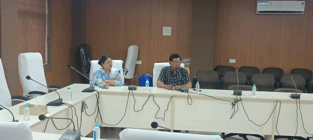 पंचायत उपनिर्वाचन को लेकर सेक्टर अधिकारियों का प्रशिक्षण आयोजित
________________
स्वतंत्र, निष्पक्ष एवं शांतिपूर्ण निर्वाचन के लिए अधिकारियों को दिए आवश्यक दिशा-निर्देश
________________
मतदान केंद्रों की व्यवस्थाओं, मतदान प्रक्रिया एवं रिपोर्टिंग की दी जानकारी
________________
खरगोन 12 सितंबर 2026। पंचायत उपनिर्वाचन को स्वतंत्र, निष्पक्ष, पारदर्शी एवं शांतिपूर्ण ढंग से संपन्न कराने के उद्देश्य से कलेक्ट्रेट सभागृह में सेक्टर अधिकारियों का प्रशिक्षण आयोजित किया गया। जिला निर्वाचन अधिकारी श्री गुरु प्रसाद के मार्गदर्शन में आयोजित प्रशिक्षण में राज्य स्तरीय मास्टर ट्रेनर श्री अमित शर्मा ने सेक्टर अधिकारियों को निर्वाचन प्रक्रिया एवं उनके दायित्वों के संबंध में विस्तार से जानकारी दी।
प्रशिक्षण के दौरान अधिकारियों को मतदान केंद्रों की व्यवस्थाओं, पोलिंग स्टेशन सर्वे मोबाइल ऐप के माध्यम से सर्वे, मतदान प्रक्रिया, निर्वाचन सामग्री, आदर्श आचार संहिता, कानून-व्यवस्था तथा निर्वाचन संबंधी रिपोर्टिंग के संबंध में प्रशिक्षण दिया गया। साथ ही मतदान के दौरान संभावित समस्याओं एवं उनके निराकरण के संबंध में आवश्यक मार्गदर्शन प्रदान किया गया।
प्रशिक्षण में 14 सेक्टर अधिकारी उपस्थित रहे। इस अवसर पर उप जिला निर्वाचन अधिकारी श्रीमती आकांक्षा अग्रवाल, निर्वाचन सुपरवाइजर श्री प्रमोद बोरसिया, श्री प्रदीप चौधरी एवं श्री रफीक खान भी उपस्थित रहे।
अधिकारियों को निर्देशित किया गया कि पंचायत उपनिर्वाचन के दौरान निर्वाचन आयोग के दिशा-निर्देशों का पूर्णतः पालन सुनिश्चित करते हुए मतदान प्रक्रिया को निष्पक्ष, पारदर्शी एवं शांतिपूर्ण ढंग से संपन्न कराया जाए। प्रशिक्षण के दौरान अधिकारियों की निर्वाचन प्रक्रिया से संबंधित शंकाओं का समाधान भी किया गया।
#JansamparkMP #khargone