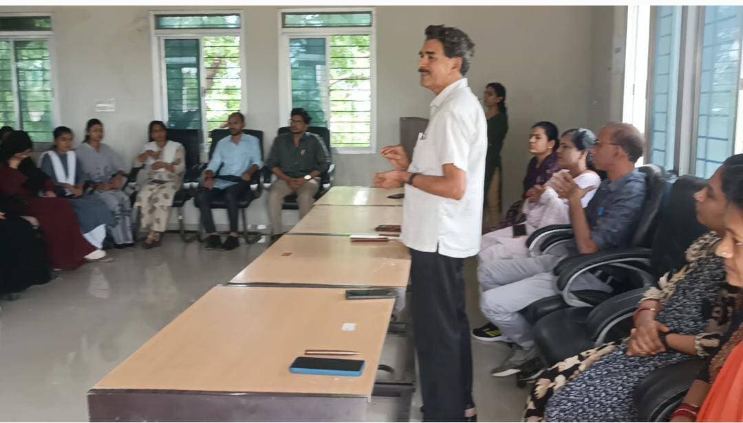 प्रथम वर्ष के विद्यार्थियों के लिए तीन दिवसीय पाठ्यक्रम अवेयरनेस कार्यक्रम सम्पन्न
________________
डिप्लोमा पाठ्यक्रम, रोजगार एवं उच्च अध्ययन के अवसरों की दी जानकारी
________________
विशेषज्ञों ने विद्यार्थियों को करियर की संभावनाओं से कराया अवगत
________________
खरगोन 12 सितंबर 2026। शासकीय पॉलीटेक्निक महाविद्यालय, खरगोन में प्रथम वर्ष में प्रवेशित छात्र-छात्राओं को डिप्लोमा पाठ्यक्रम एवं भविष्य की संभावनाओं से अवगत कराने के उद्देश्य से आयोजित तीन दिवसीय पाठ्यक्रम अवेयरनेस कार्यक्रम 10 से 12 सितंबर 2026 तक सम्पन्न हुआ।
कार्यक्रम के प्रथम दिवस संस्था के प्राचार्य इंजी. एस.एस. मुकाती ने छात्र-छात्राओं को आशीर्वचन प्रदान करते हुए कार्यक्रम का शुभारंभ किया। इस दौरान संस्था के सभी विभागाध्यक्ष एवं विषय व्याख्याताओं ने सहभागिता कर विद्यार्थियों को विभिन्न डिप्लोमा पाठ्यक्रमों, पाठ्यक्रम पूर्ण करने के बाद रोजगार एवं स्वरोजगार के अवसरों तथा उच्च अध्ययन की संभावनाओं के संबंध में विस्तृत जानकारी दी।
कार्यक्रम के माध्यम से विद्यार्थियों को उनके संबंधित डिप्लोमा पाठ्यक्रम की उपयोगिता, करियर विकल्प एवं भविष्य में उपलब्ध अवसरों की जानकारी प्रदान की गई। इससे प्रथम वर्ष के विद्यार्थियों को अपने अध्ययन एवं करियर को लेकर बेहतर दिशा प्राप्त करने में सहायता मिली।
कार्यक्रम के समापन अवसर पर संस्था के टीपीओ प्रभारी अधिकारी डॉ. रणजीत सिंह रावत ने आभार प्रदर्शन करते हुए सभी अतिथियों, विभागाध्यक्षों, व्याख्याताओं एवं विद्यार्थियों का धन्यवाद ज्ञापित किया। कार्यक्रम का संचालन सुश्री समता मंडलोई, भौतिक प्रभारी-टीपीओ द्वारा किया गया।
#JansamparkMP #khargone