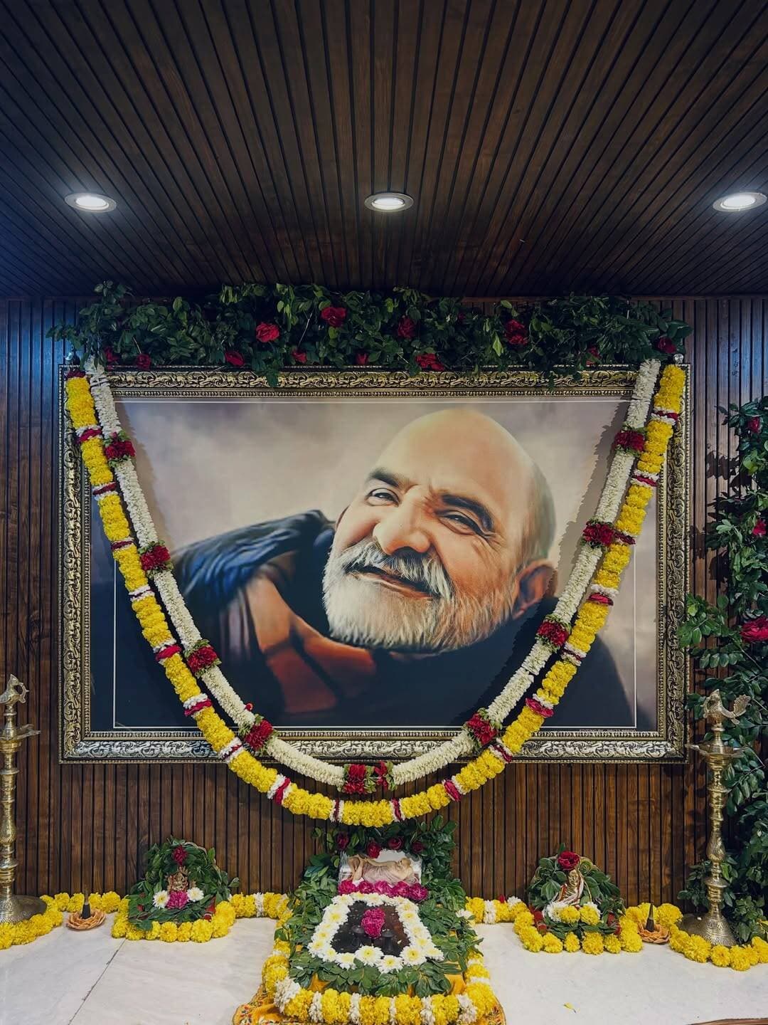 🌼चरण पादुका सेवा🌼
#नीमकरौरीधामइंदौर
#ram #hanuman #neemkarolibaba