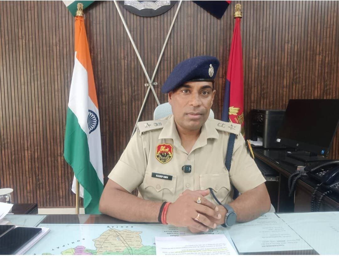 *सोशल मीडिया पर मिली शिकायत पर एसपी जींद की त्वरित कार्रवाई*
*डायल 112 पर तैनात दोनों पुलिस कर्मचारियों को किया लाइन हाजिर, जांच के दिए आदेश*
पुलिस अधीक्षक जींद श्री कुलदीप सिंह आईपीएस आमजन की शिकायतों के प्रति पूरी तरह संवेदनशील है। पुलिस विभाग के कर्मचारियों के आचरण से संबंधित किसी भी शिकायत को गंभीरता से लेते हुए निष्पक्ष जांच एवं नियमानुसार कार्रवाई सुनिश्चित की जा रही है।
पुलिस प्रवक्ता ने जानकारी देते हुए बताया कि डायल 112 पर तैनात पुलिस कर्मचारियों के संबंध में सरपंच रधाना द्वारा लगाए गए आरोपों की जानकारी सोशल मीडिया के माध्यम से पुलिस अधीक्षक जींद श्री कुलदीप सिंह आईपीएस के संज्ञान में आई। मामले की गंभीरता को देखते हुए पुलिस अधीक्षक जींद ने तत्काल प्रभाव से कार्रवाई करते हुए डायल 112 पर तैनात दोनों पुलिस कर्मचारियों को लाइन हाजिर कर पूरे मामले की निष्पक्ष जांच के आदेश दिए हैं।
पुलिस अधीक्षक जींद ने स्पष्ट किया है कि जांच के दौरान सामने आने वाले तथ्यों के आधार पर नियमानुसार कार्रवाई की जाएगी।
उन्होंने कहा कि जींद पुलिस में किसी भी कर्मचारी द्वारा अनुशासनहीनता, कर्तव्य में लापरवाही अथवा आमजन के साथ अनुचित व्यवहार को किसी भी सूरत में बर्दाश्त नहीं किया जाएगा।
जींद पुलिस का उद्देश्य आमजन को निष्पक्ष, पारदर्शी एवं संवेदनशील पुलिसिंग उपलब्ध करवाना है। पुलिस विभाग आमजन से अपील करता है कि किसी भी पुलिस कर्मचारी के संबंध में शिकायत होने पर उसे उचित माध्यम से पुलिस के संज्ञान में लाएं, ताकि मामले की निष्पक्ष जांच कर आवश्यक कार्रवाई सुनिश्चित की जा सके।