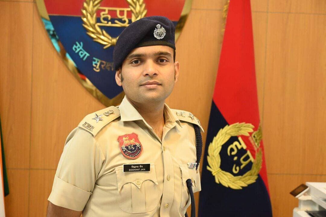*“जो कानून का साथ देगा, हिसार पुलिस उसके साथ खड़ी मिलेगी; जो कानून तोड़ेगा, उस पर होगी सख्त कार्रवाई” : एसपी सिद्धान्त जैन*
*सम्मान भी, सख्ती भी—हिसार पुलिस की अपराध नियंत्रण की स्पष्ट नीति*
हिसार, 13 सितंबर। पुलिस अधीक्षक हिसार श्री सिद्धान्त जैन ने हिसार पुलिस के अधिकारियों एवं कर्मचारियों को स्पष्ट निर्देश दिए हैं कि कानून का पालन करने वाले प्रत्येक नागरिक का सम्मान किया जाए और कानून व्यवस्था बनाए रखने में पुलिस का सहयोग करने वाले लोगों के साथ पूरी संवेदनशीलता एवं सम्मान के साथ व्यवहार किया जाए। वहीं कानून का उल्लंघन करने वाले, अपराध करने वाले तथा समाज में अशांति फैलाने वाले तत्वों के खिलाफ बिना किसी दबाव, भेदभाव या पक्षपात के नियमानुसार सख्त कानूनी कार्रवाई सुनिश्चित की जाए।
एसपी हिसार ने कहा कि पुलिस और जनता के बीच विश्वास ही मजबूत कानून व्यवस्था की सबसे बड़ी ताकत है। आमजन पुलिस को अपना सहयोगी समझे और अपराध के खिलाफ बेझिझक आवाज उठाए—इसके लिए पुलिसकर्मियों का व्यवहार सम्मानजनक, जिम्मेदार और संवेदनशील होना चाहिए।
*अच्छे नागरिक का सम्मान, अपराधी पर कानून का प्रहार*
*एसपी सिद्धान्त जैन ने कहा कि हिसार पुलिस की नीति बिल्कुल स्पष्ट है—*
“जो कानून का सम्मान करता है, कानून का पालन करता है और समाज की सुरक्षा में पुलिस का सहयोग करता है, वह हिसार पुलिस के लिए सम्मान का पात्र है। लेकिन जो कानून को चुनौती देगा, अपराध करेगा या दूसरों के अधिकारों एवं सुरक्षा के साथ खिलवाड़ करेगा, उसके खिलाफ कानून के अनुसार सख्त कार्रवाई की जाएगी।”
उन्होंने पुलिस अधिकारियों को निर्देश दिए कि अपराधी की पहचान उसके प्रभाव से नहीं, उसके कृत्य से होनी चाहिए। किसी भी व्यक्ति के दबाव, प्रभाव, पद या रसूख के कारण कानून के साथ समझौता न किया जाए।
*पुलिस का व्यवहार विश्वास बढ़ाए, कार्रवाई अपराध का डर पैदा करे*
एसपी हिसार ने कहा कि पुलिस की कार्यप्रणाली ऐसी होनी चाहिए कि आम नागरिक पुलिस के पास आने में खुद को सुरक्षित महसूस करे और अपराधी पुलिस की कार्रवाई से कानून का भय महसूस करे।
उन्होंने अधिकारियों को निर्देश दिए कि शिकायत लेकर आने वाले प्रत्येक व्यक्ति की बात गंभीरता से सुनी जाए तथा कानून के दायरे में उचित कार्रवाई की जाए। साथ ही अपराधियों, नशा तस्करों, अवैध हथियार रखने वालों, साइबर अपराधियों एवं समाज में भय या अशांति पैदा करने वाले तत्वों पर लगातार निगरानी रखते हुए प्रभावी कार्रवाई की जाए।
*एसपी हिसार का स्पष्ट संदेश*
*“हिसार पुलिस का सिद्धांत सरल है—*
*कानून मानने वाले का सम्मान*
*कानून तोड़ने वाले पर प्रहार*
*न किसी निर्दोष को परेशान किया जाएगा*
*न किसी अपराधी को बख्शा जाएगा।”*
एसपी हिसार ने आमजन से भी अपील की कि वे कानून व्यवस्था बनाए रखने में पुलिस का सहयोग करें, अपराध या संदिग्ध गतिविधि की सूचना पुलिस को दें तथा समाज में शांति, सुरक्षा और भाईचारा कायम रखने में अपनी जिम्मेदारी निभाएं।
हिसार पुलिस—जनता के विश्वास की पुलिस, अपराधियों के लिए कानून की सख्ती।