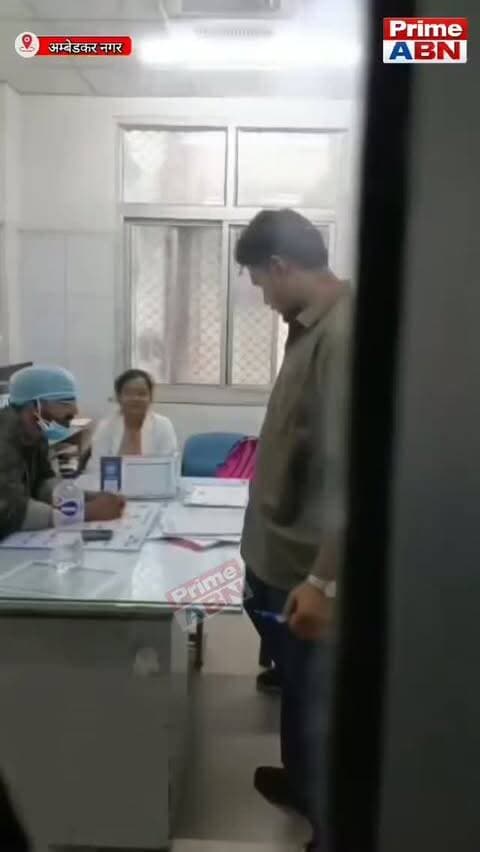 मेडिकल कॉलेज में बड़ा खुलासा, फर्जी डॉक्टर बनकर युवक घूमता रहा, स्टाफ पर धौंस, सुरक्षा व्यवस्था पर सवाल।