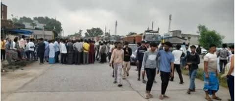 बरकट्ठा के कोनहारा में अज्ञात वाहन की चपेट में आने से 25 वर्षीय युवक की मौत, मुआवजे की मांग पर ग्रामीणों का आक्रोश
बरकट्ठा: कोनहारा +2 उच्च विद्यालय के समीप शुक्रवार की सुबह करीब 5 बजे हुए दर्दनाक सड़क हादसे में 25 वर्षीय युवक शहंशाह खान की मौत हो गई। स्थानीय लोगों के अनुसार, शहंशाह खान सुबह नमाज पढ़ने के लिए अपने घर से कर्बला की ओर जा रहे थे। इसी दौरान एक अज्ञात वाहन ने उन्हें अपनी चपेट में ले लिया।
हादसे की जानकारी मिलते ही बड़ी संख्या में ग्रामीण मौके पर पहुंच गए। युवक की मौत से आक्रोशित ग्रामीणों ने मुआवजे की मांग को लेकर सड़क पर प्रदर्शन किया और प्रशासन से पीड़ित परिवार को उचित सहायता देने की मांग की।
घटना के बाद क्षेत्र में शोक और आक्रोश का माहौल बना हुआ है। अज्ञात वाहन की पहचान के लिए जानकारी जुटाई जा रही है। वहीं, स्थानीय प्रशासन की ओर से परिजनों एवं ग्रामीणों को हरसंभव मदद का आश्वासन दिया गया है।
#BarkathaUpdates #Accident #Hazaribagh