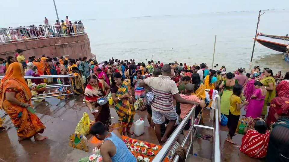 मुंगेर के गंगा घाटों पर हरितालिका तीज और गणेश चतुर्थी के पावन पर्व से पहले श्रद्धालुओं ने मां गंगा की पवित्र धारा में आस्था की डुबकी लगाई।
#publicnewsmunger #MungerNews #मुंगेर