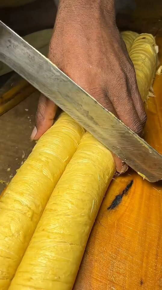 Most Hygienic Kaju Patisa Making in Huge Quantity 😍 | Agra Petha Store, Hoolaganj Kanpur
#KajuPatisa #Patisa #SweetMaking #IndianSweets #KanpurFood #Hoolaganj #AgraPetha #StreetFood #FoodMaking