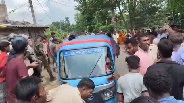 सीतामढ़ी में हत्या के बाद भीड़ ने पुलिस वालों पर कर दिया हमला गाड़ियों को तोड़फोड़ दिया पुलिस वाले भागे