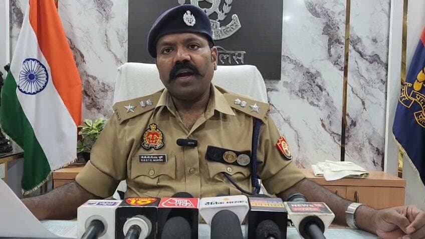 पूर्व मंत्री मीट फैक्ट्री में हुई लूट का पुलिस ने किया खुलासा, मुठभेड़ में 4 बदमाश गिरफ्तार
मेरठ। पूर्व बसपा मंत्री हाजी याकूब कुरैशी की ग्राम अलीपुर स्थित बंद पड़ी मीट फैक्ट्री में हुई लूट का मेरठ पुलिस ने खुलासा कर दिया है। पुलिस ने मुठभेड़ के बाद 4 लुटेरों को गिरफ्तार किया है।
SSP मेरठ डॉ. विपिन ताडा ने बताया कि 4-5 सितंबर की रात ग्राम अलीपुर स्थित बंद फैक्ट्री में लूट की सूचना मिली थी। सूचना पर जिला, सर्किल और थाना स्तर पर टीमें गठित की गईं। एसपी सिटी और सीओ कोतवाली के नेतृत्व में कोतवाली व SOG टीम ने संयुक्त कार्रवाई कर चारों आरोपियों को गिरफ्तार किया।
गिरफ्तार आरोपियों के नाम -
1. सलीम पहलवान निवासी बुलंदशहर
2. अजय पुत्र निवासी ग्राम बहलाई, बुलंदशहर
3. कलीम पुत्र सफीउल्लाह, थाना विजयनगर, गाजियाबाद
4. आस मोहम्मद पुत्र मोहम्मद, गाजियाबाद
पुलिस ने इनके कब्जे से एक टाटा कैंटर, एक पिकअप गाड़ी, 30 एल्युमिनियम प्लेट, एक तमंचा 315 बोर और 6 जिंदा कारतूस बरामद किए हैं। पुलिस के मुताबिक बरामद माल की कीमत लाखों में है और आरोपियों पर पहले से कई मुकदमे दर्ज हैं। SSP ने टीम को सम्मानित करने की घोषणा की है। #Meerut #HajiYaqub #MeatFactoryLoot #MeerutPolice #SSPMeerut #Encounter #SOG #KotwaliPolice #UPCrime #DDMNews