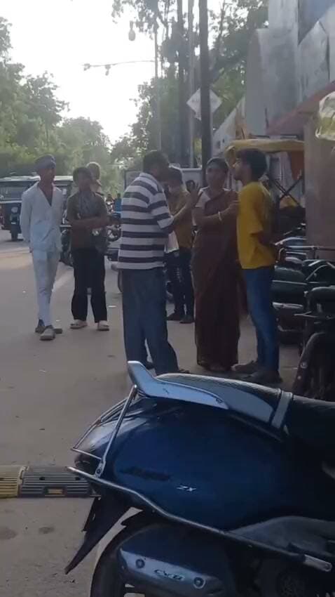 छतरपुर के सिटी कोतवाली थाना क्षेत्र स्थित जिला न्यायालय के बाहर सरेआम मारपीट का एक वीडियो सोशल मीडिया पर वायरल हो रहा है। वायरल वीडियो में दो युवकों और एक महिला के द्वारा एक युवक के साथ मारपीट की जा रही है, न्यायालय के बाहर हुए विवाद के दौरान मौके पर मौजूद लोगों ने बीच-बचाव कर मामला शांत कराया। घटना का वीडियो सामने आने के बाद पुलिस भी मामले की जांच में जुट गई है। विवाद किस बात पर हुआ यह कारण भी मौके पर मौजूद लोग समझ नही पाए
हिमांशु अग्रवाल
छतरपुर