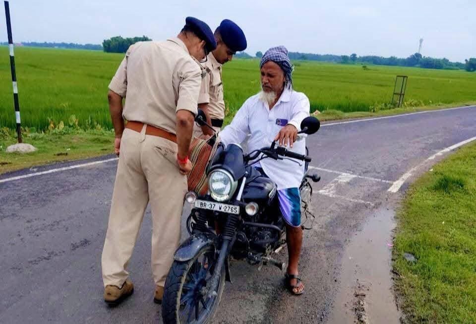 पुलिस अधीक्षक, किशनगंज के निर्देशानुसार प्रातः कालीन गश्ती के दौरान जिला के विभिन्न थाना क्षेत्रों एवं प्रमुख मार्गों पर विशेष वाहन चेकिंग अभियान' चलाया गया।
इस दौरान पुलिस टीमों ने दोपहिया एवं चारपहिया वाहनों को रोककर आवश्यक दस्तावेजों, ड्राइविंग लाइसेंस, हेलमेट, सीट बेल्ट तथा वाहन की वैधता की जाँच की।
पुलिस बल द्वारा बाजार क्षेत्रों, चौक-चौराहों, संवेदनशील स्थानों एवं सीमावर्ती मार्गों पर विशेष निगरानी रखी गई।
किशनगंज पुलिस जिला में कानून-व्यवस्था बनाए रखने, अपराध की रोकथाम तथा आमजन की सुरक्षा सुनिश्चित करने के लिए लगातार सतर्क एवं प्रतिबद्ध है।