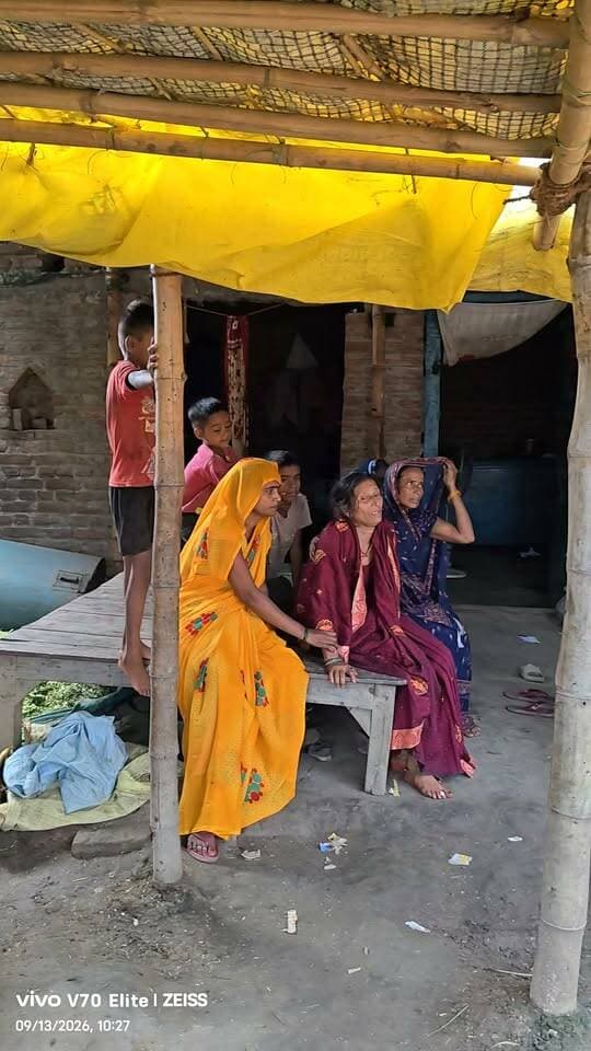 सूर्यपुरा थाना क्षेत्र के कोसांदा में विवाहिता की संदिग्ध मौत, ससुर गिरफ्तार, दहेज प्रताड़ना का आरोप। मृतका के मायके में रोते बिलखते परिजन। पंखे से लटका मिला शव।
