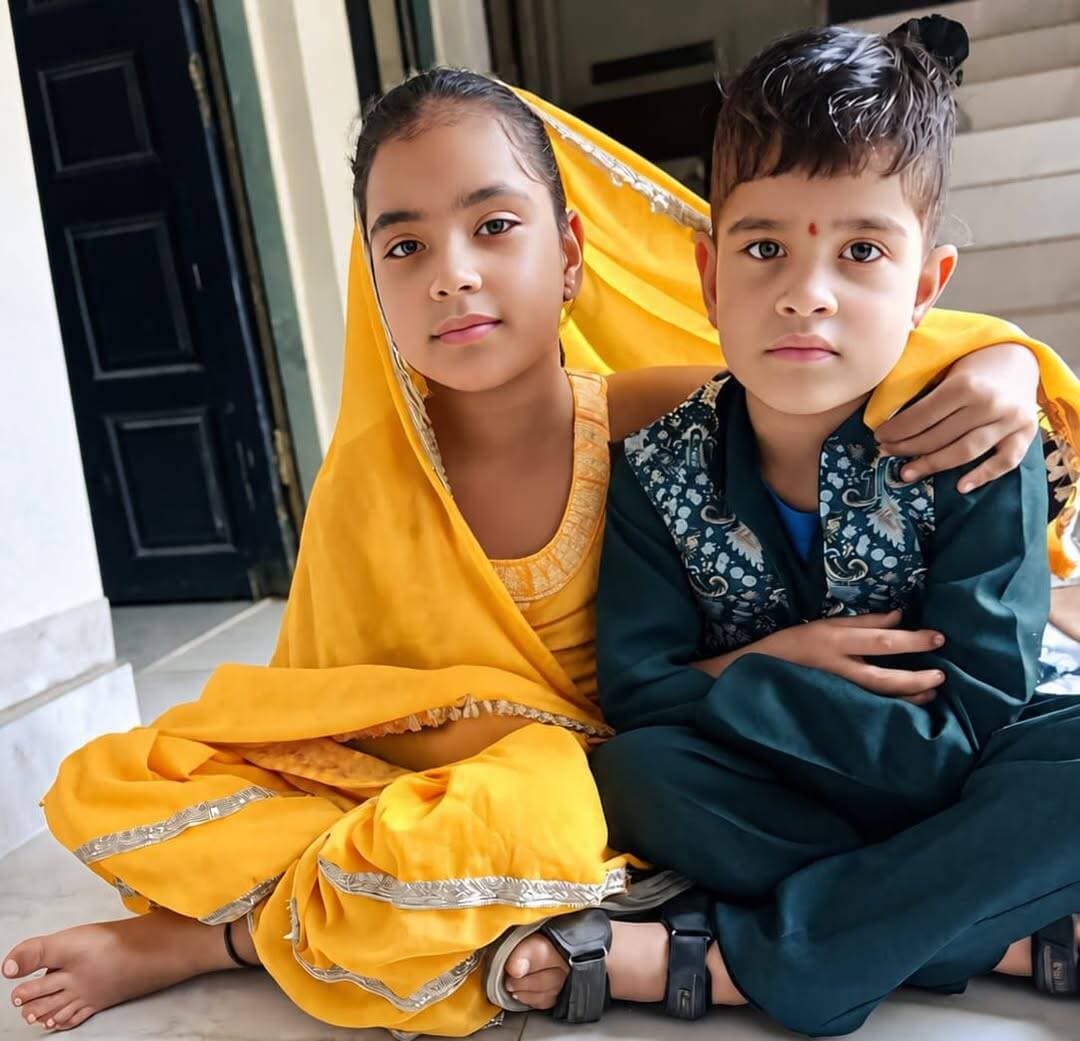 मंडी में दर्दनाक हादसा: सांप के काटने से दो मासूम भाई-बहन की मौत
सेहली गांव में पसरा मातम, 9 वर्षीय काव्या और 6 वर्षीय नक्ष की मौत से परिवार पर टूटा दुखों का पहाड़
मंडी। मंडी जिले के कोटली क्षेत्र के सेहली गांव में जहरीले सांप के काटने से एक ही परिवार के दो मासूम भाई-बहन की मौत हो गई। मृतकों की पहचान 9 वर्षीय काव्या और उसके 6 वर्षीय छोटे भाई नक्ष के रूप में हुई है। दोनों बच्चों की मौत से परिवार में कोहराम मचा हुआ है, वहीं पूरे गांव में शोक की लहर है।
मिली जानकारी के अनुसार, शुक्रवार शाम दोनों बच्चों ने परिवार के साथ खाना खाया और कुछ देर खेलने के बाद रात करीब 9:30 बजे अपने कमरे में सोने चले गए। शनिवार तड़के करीब 2:30 बजे काव्या ने पेट में तेज दर्द की शिकायत की। कुछ देर बाद नक्ष की तबीयत भी बिगड़ने लगी और उसने भी पेट दर्द की बात कही।
इसी दौरान परिजनों ने घर के मुख्य दरवाजे के पास एक काला सांप देखा। इसके बाद उन्हें सांप के काटने की आशंका हुई और वे दोनों बच्चों को तुरंत जोनल अस्पताल मंडी ले गए। बच्चों की गंभीर हालत को देखते हुए चिकित्सकों ने उन्हें नेरचौक मेडिकल कॉलेज रेफर कर दिया। हालांकि, अस्पताल पहुंचने पर डॉक्टरों ने दोनों को मृत घोषित कर दिया।
बताया जा रहा है कि 12 सितंबर की सुबह करीब 7:26 बजे अस्पताल प्रशासन ने पुलिस को घटना की सूचना दी। पुलिस ने दोनों शवों को कब्जे में लेकर पोस्टमार्टम करवाया। पोस्टमार्टम में सांप के जहर से मौत होने की पुष्टि होने की बात सामने आई है।
एसपी मंडी विनोद कुमार ने बताया कि पुलिस ने मामला दर्ज कर आगामी कानूनी कार्रवाई शुरू कर दी है। पोस्टमार्टम के बाद दोनों बच्चों के शव परिजनों को सौंप दिए गए हैं।
एक साथ दो मासूम बच्चों की मौत से सेहली गांव में मातम छाया हुआ है। इस हृदयविदारक घटना ने पूरे इलाके को झकझोर कर रख दिया है।