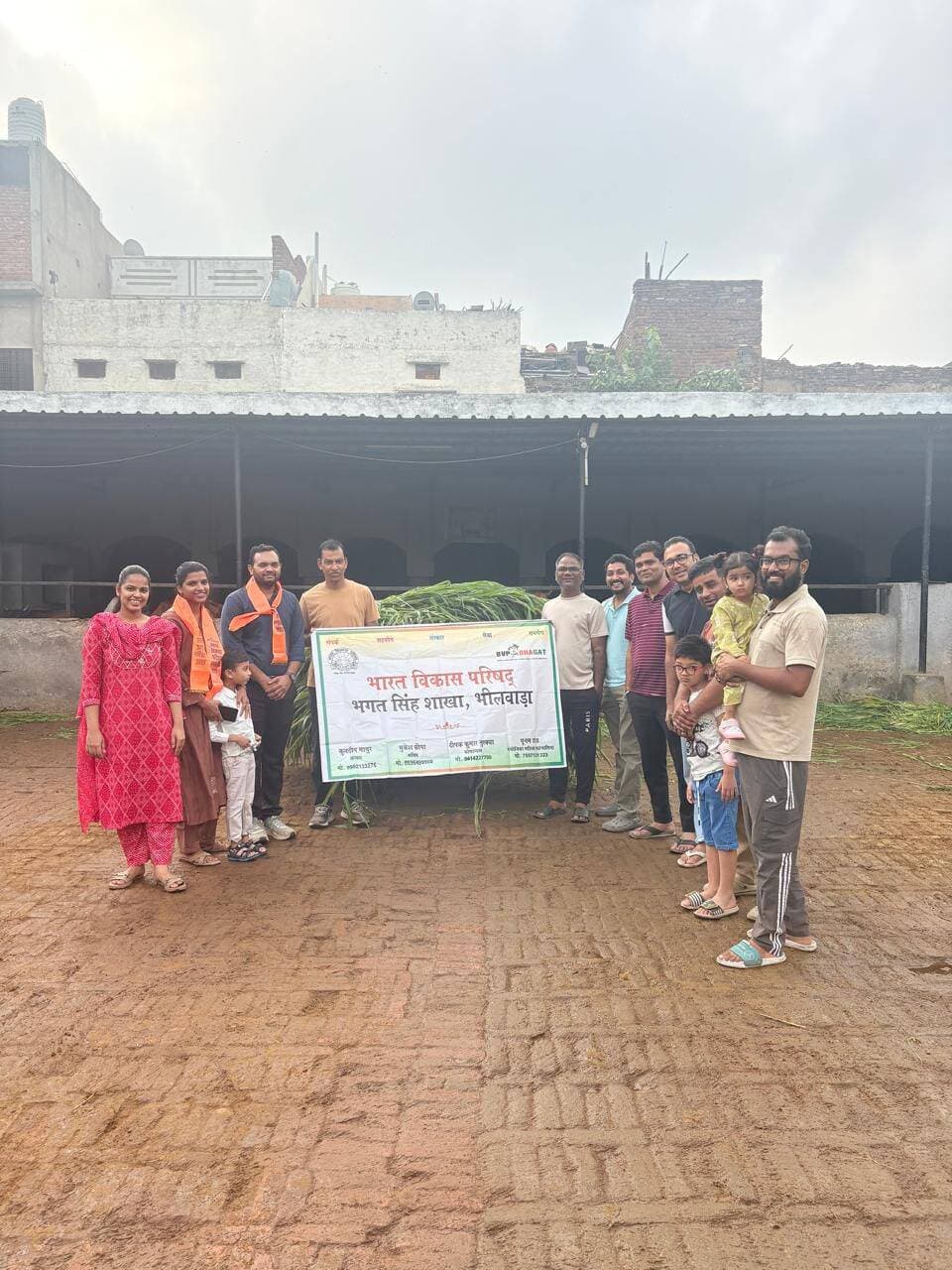 जन्मदिन पर गौसेवा, भारत विकास परिषद ने गौशाला में डाला चारा
महेश कुमार बिड़ला/मीडिया प्रभारी मांडल भीलवाड़ा
भीलवाड़ा। भारत विकास परिषद भगत सिंह शाखा की ओर से सेवा कार्यों की कड़ी को आगे बढ़ाते हुए दूधादारी मंदिर के सामने स्थित गौशाला में गौवंश के लिए चारा वितरण कार्यक्रम आयोजित किया गया। कार्यक्रम में शाखा सदस्यों ने उत्साहपूर्वक भाग लेकर गौसेवा एवं जीवदया का संदेश दिया।
शाखा सदस्य सावन जी बांगड़ एवं सुरभि जी पोरवाल के जन्मदिन के अवसर पर उनकी ओर से गौशाला में चारा डलवाया गया। सदस्यों ने गौवंश को चारा खिलाकर जन्मदिन को सेवा कार्य के रूप में मनाने का संदेश दिया।
इस अवसर पर शाखा सचिव मुकेश छीपा, दीपेश खंडेलवाल, दीपक तुर्किया, (कोषाध्यक्ष) अभिषेक मंडोवरा, सुदर्शन मुंदड़ा, नेहा तोतला, मीता अटल, प्रकाश जागेटिया, कमलेश लाठी सहित परिषद के अनेक सदस्य मौजूद रहे।
कार्यक्रम के दौरान सदस्यों में सेवा को लेकर खासा उत्साह देखने को मिला। गौशाला में उपस्थित लोगों एवं आसपास के नागरिकों ने भारत विकास परिषद के इस सेवा कार्य की सराहना की। परिषद सदस्यों ने कहा कि जन्मदिन जैसे व्यक्तिगत अवसरों को सेवा और जीवदया से जोड़ना समाज में सकारात्मक संस्कारों को बढ़ावा देता है।