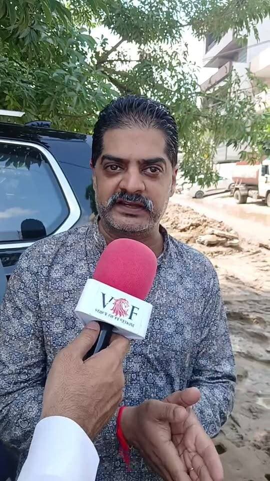 विकास कार्य ने बिगाड़ा घरों का बजट...
सेक्टर-7 में ठेकेदार का ‘गजब विकास मॉडल’
पहले पाइप तोड़ी, फिर जोड़ने के पैसे मांगे
#Sector7
#WaterCrisis
#brokenpipeline
#voiceoffaridabad
#Voiceoffreedom