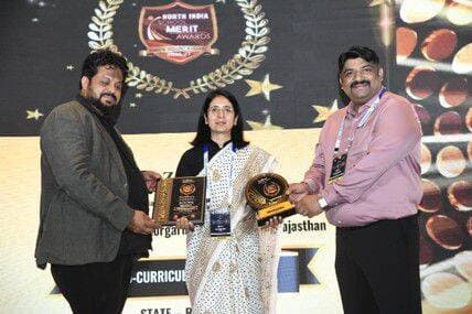 नॉर्थ इंडिया स्कूल मेरिट अवॉर्ड् 2026 में हिंद जिंक स्कूल को नंबर 1 का सम्मान
चित्तौड़गढ़। हिंद जिंक स्कूल, चित्तौड़गढ़ को नॉर्थ इंडिया स्कूल मेरिट अवॉर्ड्स 2026 में चित्तौड़गढ़ , राजस्थान का नंबर 1 स्कूल चुना गया। यह प्रतिष्ठित सम्मान ऐजुकेशन इण्डिया द्वारा विद्यालय के शैक्षणिक नवाचारों एवं सह-शैक्षणिक गतिविधियों में उत्कृष्ट योगदान के लिए प्रदान किया गया। द वेस्टिन, गुरुग्राम में आयोजित समारोह में विद्यालय की प्रधानाचार्या डॉ. बिंदु नायर ने यह पुरस्कार प्राप्त किया। समारोह में उत्तर भारत के विभिन्न राज्यों से 300 से अधिक प्रधानाचार्य एवं शिक्षाविद् उपस्थित रहे। इस उपलब्धि पर विद्यालय के चेयरमैन आलोक रंजन एवं सचिव अमित सुराना ने प्रधानाचार्या डॉ. बिंदु नायर तथा विद्यालय की पूरी टीम को बधाई देते हुए उनके निरंतर प्रयासों और उत्कृष्ट कार्य की सराहना की। विद्यालय को विद्यार्थियों के समग्र विकास, खेल, सांस्कृतिक गतिविधियों, नेतृत्व, रचनात्मकता एवं छात्र-केंद्रित शिक्षण को बढ़ावा देने के लिए यह सम्मान मिला। यह उपलब्धि विद्यालय के प्रबंधन, शिक्षकों, विद्यार्थियों एवं अभिभावकों के सामूहिक प्रयासों का गौरवपूर्ण परिणाम है।