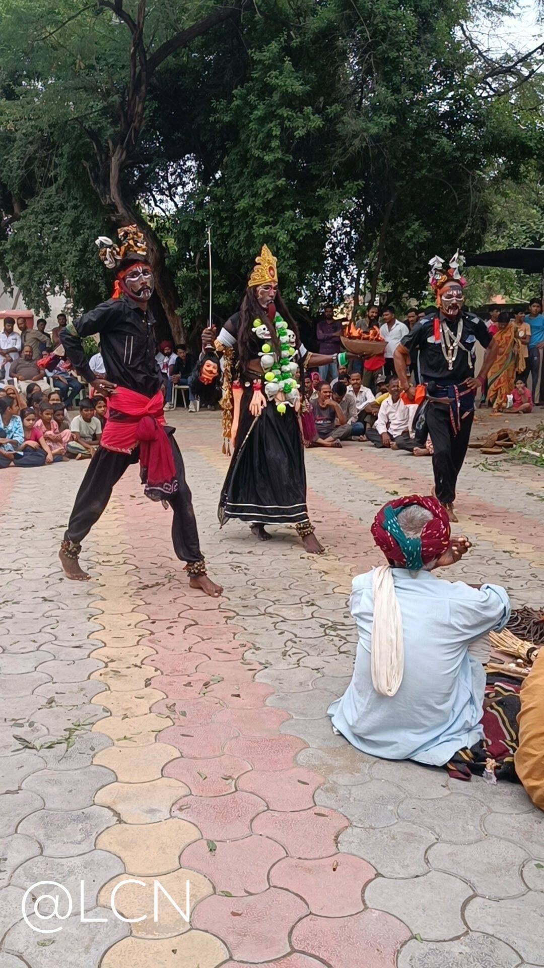 Udaipur के आवरी माता मे बारिश मे गवरी के दौरान माता जी के स्वरुप मे कलाकारो की team का दृश्य